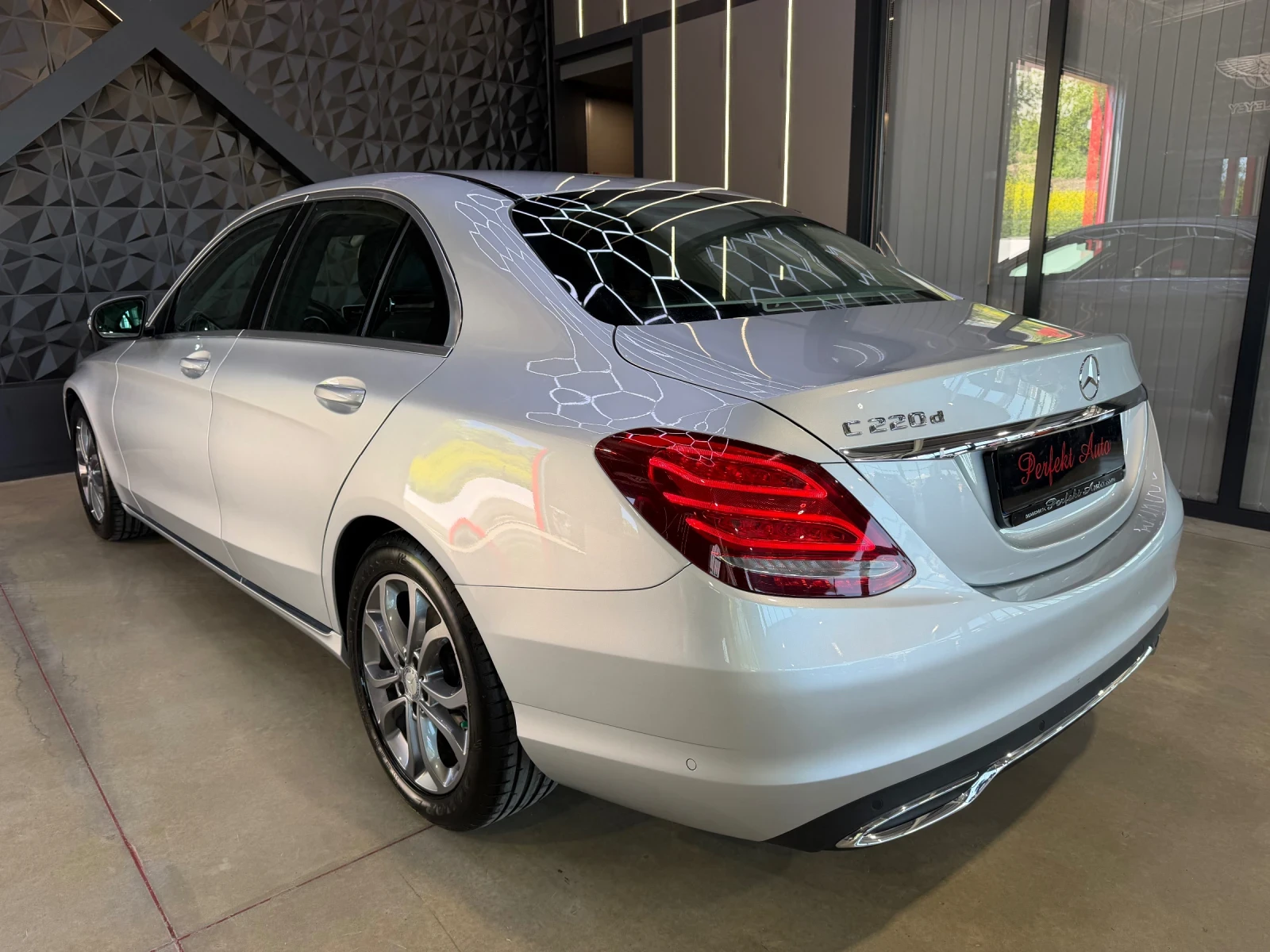Mercedes-Benz C 220 d * 1 Собственик * Пълна Сервизна История * , снимка 3 - Автомобили и джипове - 54741922