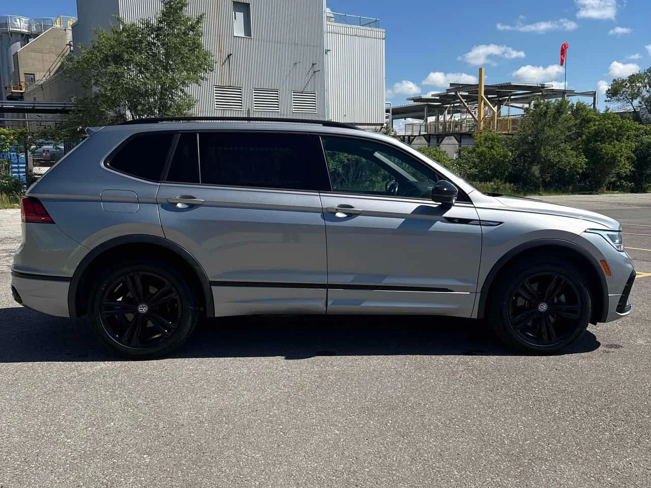 VW Tiguan R Line Black Edition/НОВИ ГУМИ/ПАНО/ПОДГРЕВ/CARFAX, снимка 4 - Автомобили и джипове - 54827143