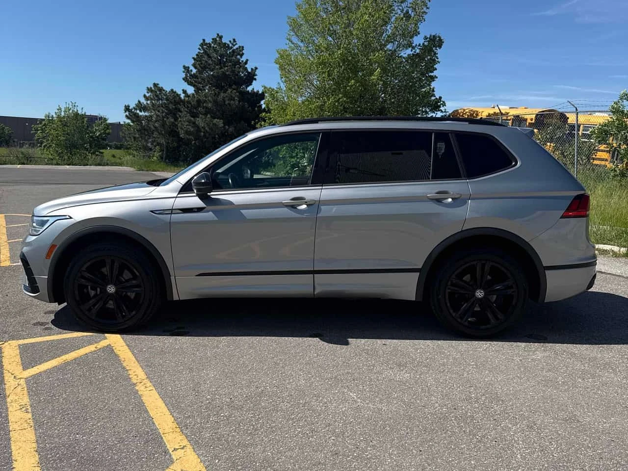 VW Tiguan R Line Black Edition/НОВИ ГУМИ/ПАНО/ПОДГРЕВ/CARFAX, снимка 3 - Автомобили и джипове - 54827143