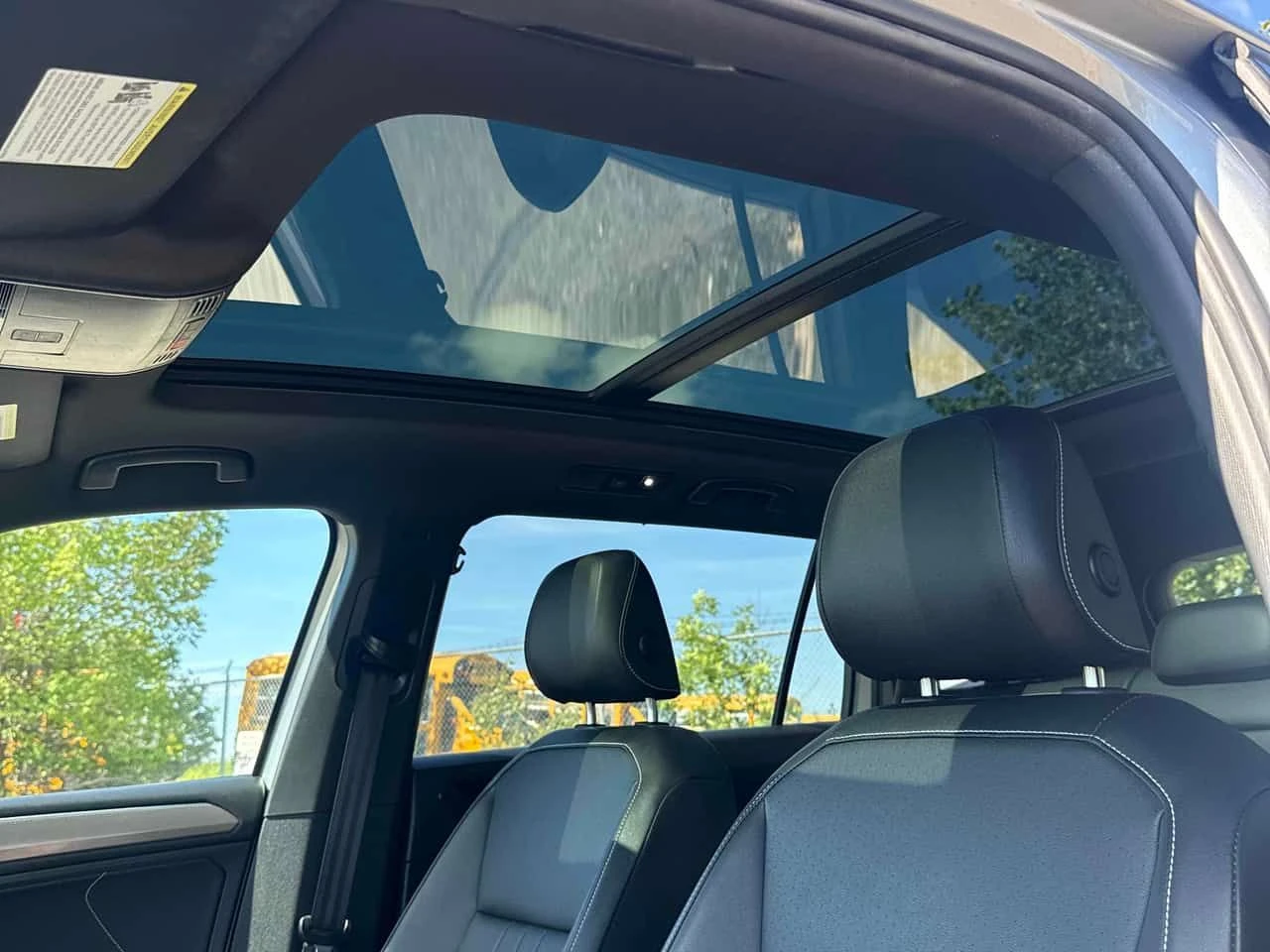 VW Tiguan R Line Black Edition/НОВИ ГУМИ/ПАНО/ПОДГРЕВ/CARFAX, снимка 8 - Автомобили и джипове - 54827143