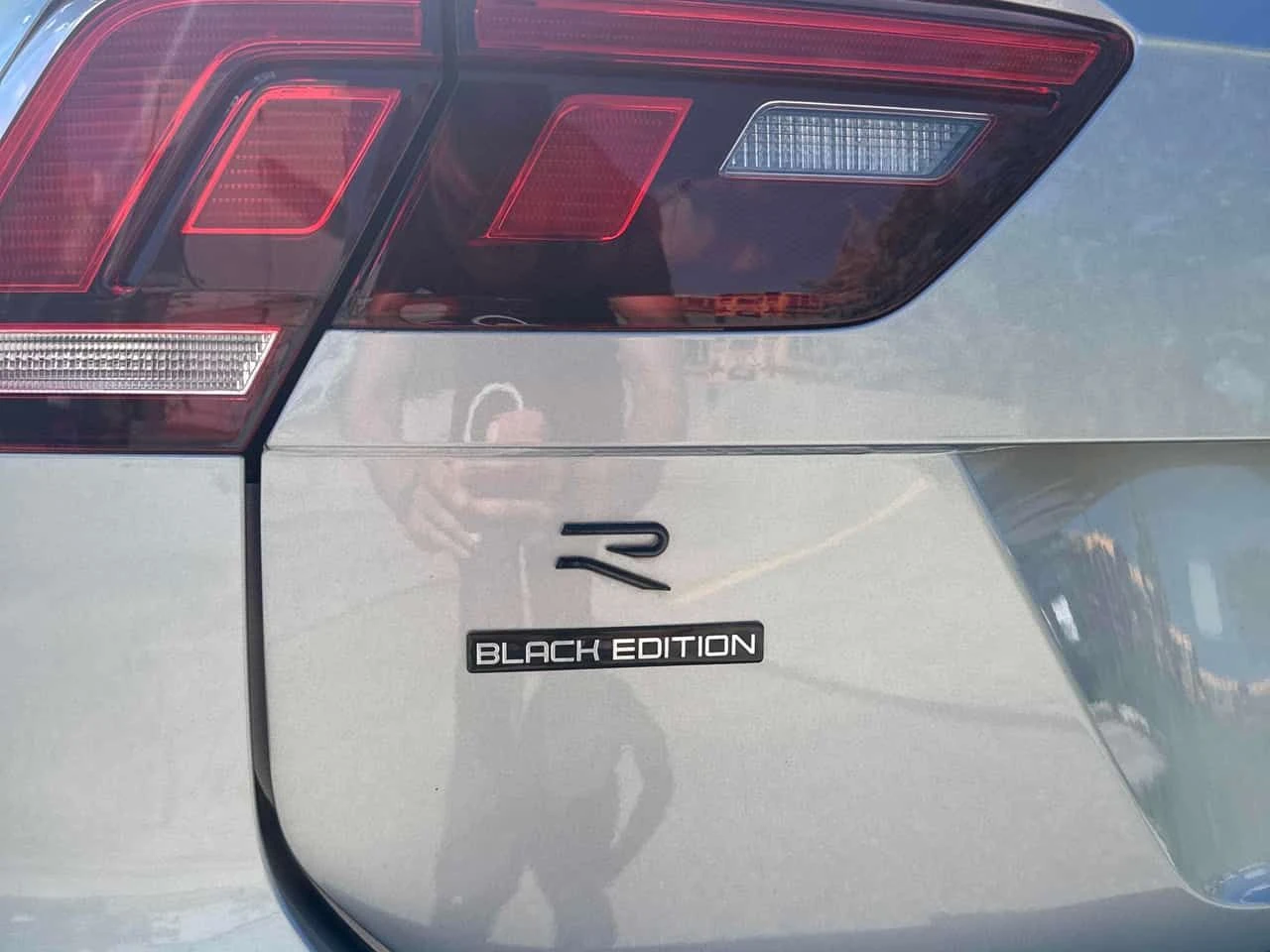 VW Tiguan R Line Black Edition/НОВИ ГУМИ/ПАНО/ПОДГРЕВ/CARFAX, снимка 14 - Автомобили и джипове - 54827143