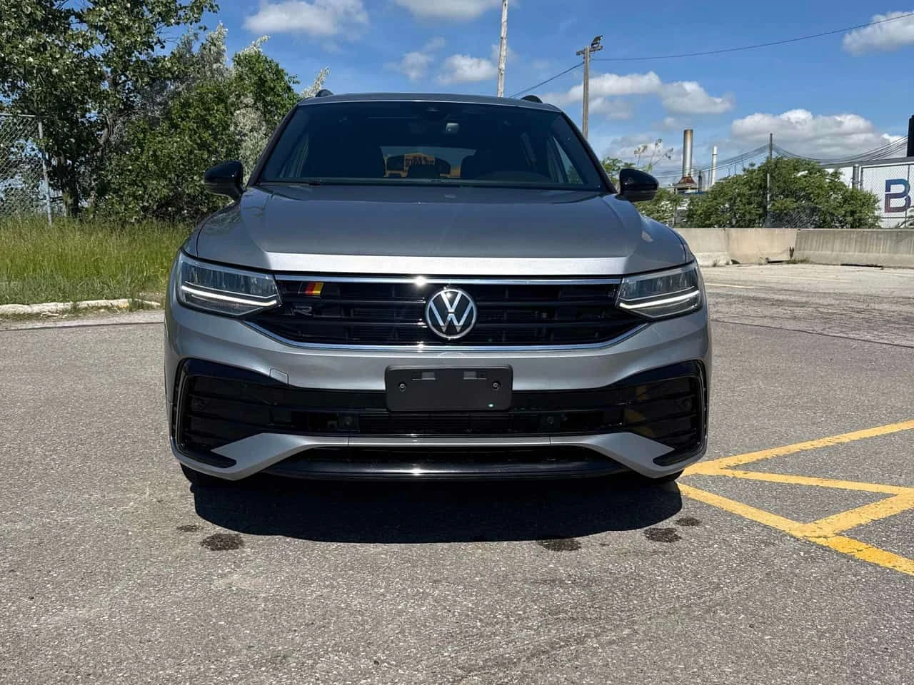 VW Tiguan R Line Black Edition/НОВИ ГУМИ/ПАНО/ПОДГРЕВ/CARFAX