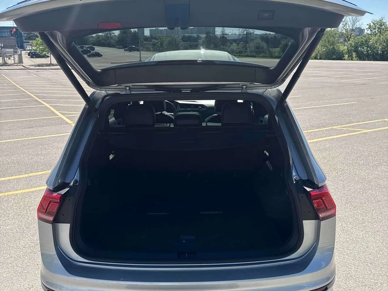 VW Tiguan R Line Black Edition/НОВИ ГУМИ/ПАНО/ПОДГРЕВ/CARFAX, снимка 15 - Автомобили и джипове - 54827143