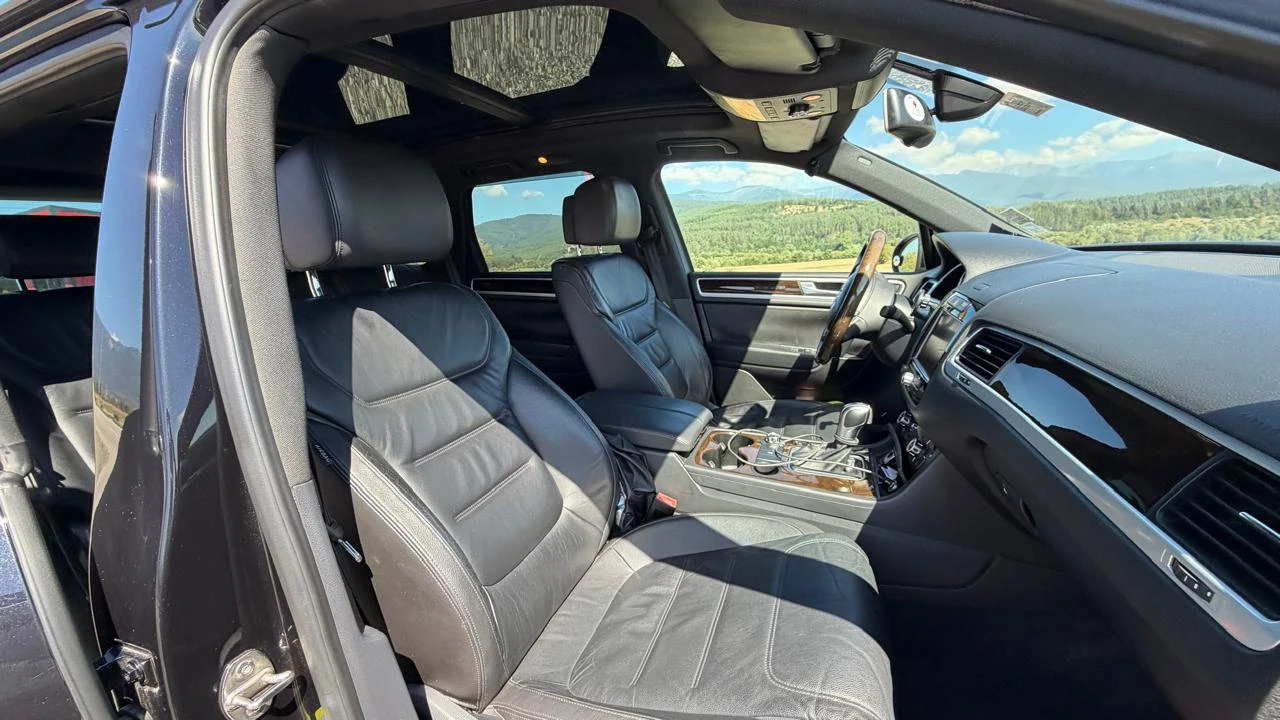 VW Touareg Executive Total Black, снимка 6 - Автомобили и джипове - 55787486