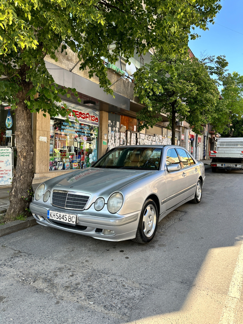 Mercedes-Benz E 220, снимка 1 - Автомобили и джипове - 46100233