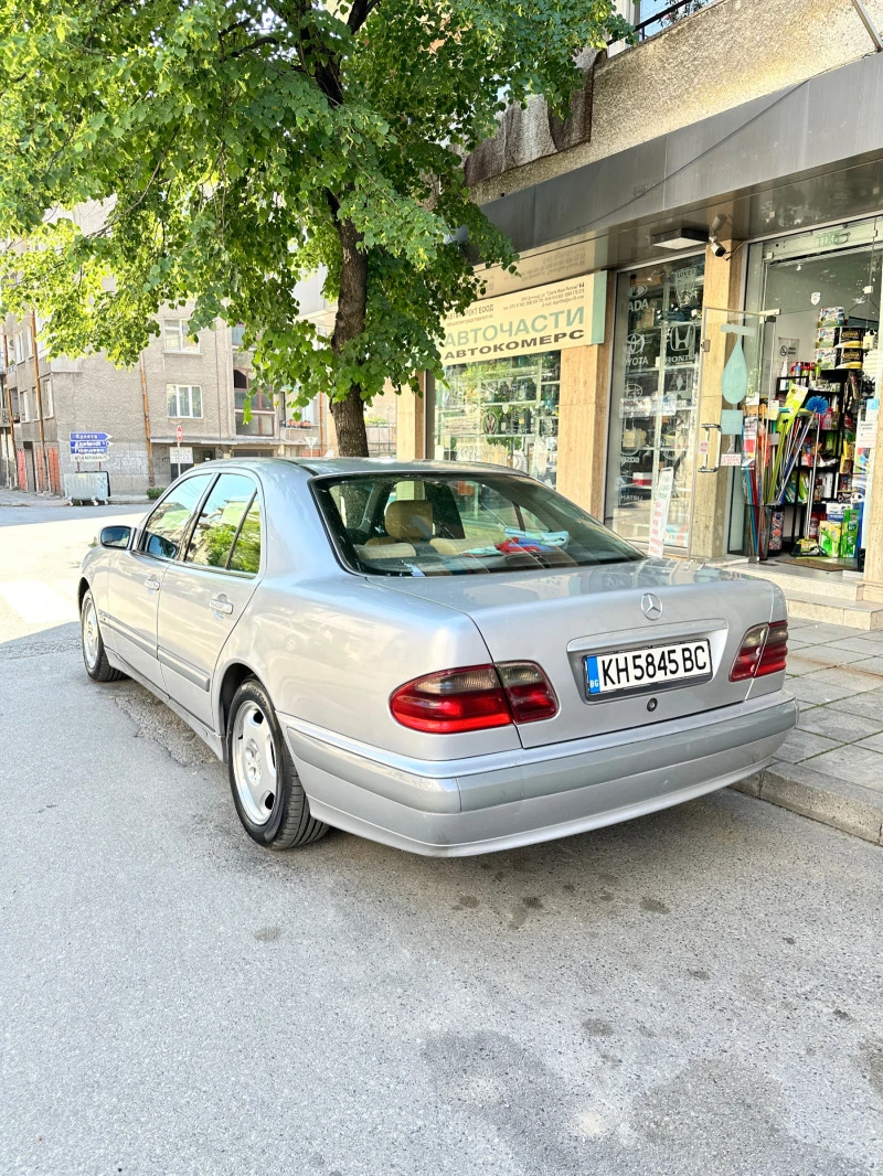 Mercedes-Benz E 220, снимка 3 - Автомобили и джипове - 46100233