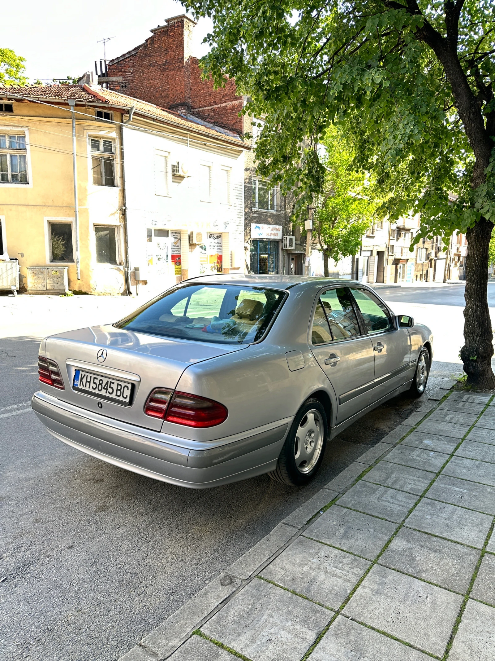 Mercedes-Benz E 220  - изображение 2