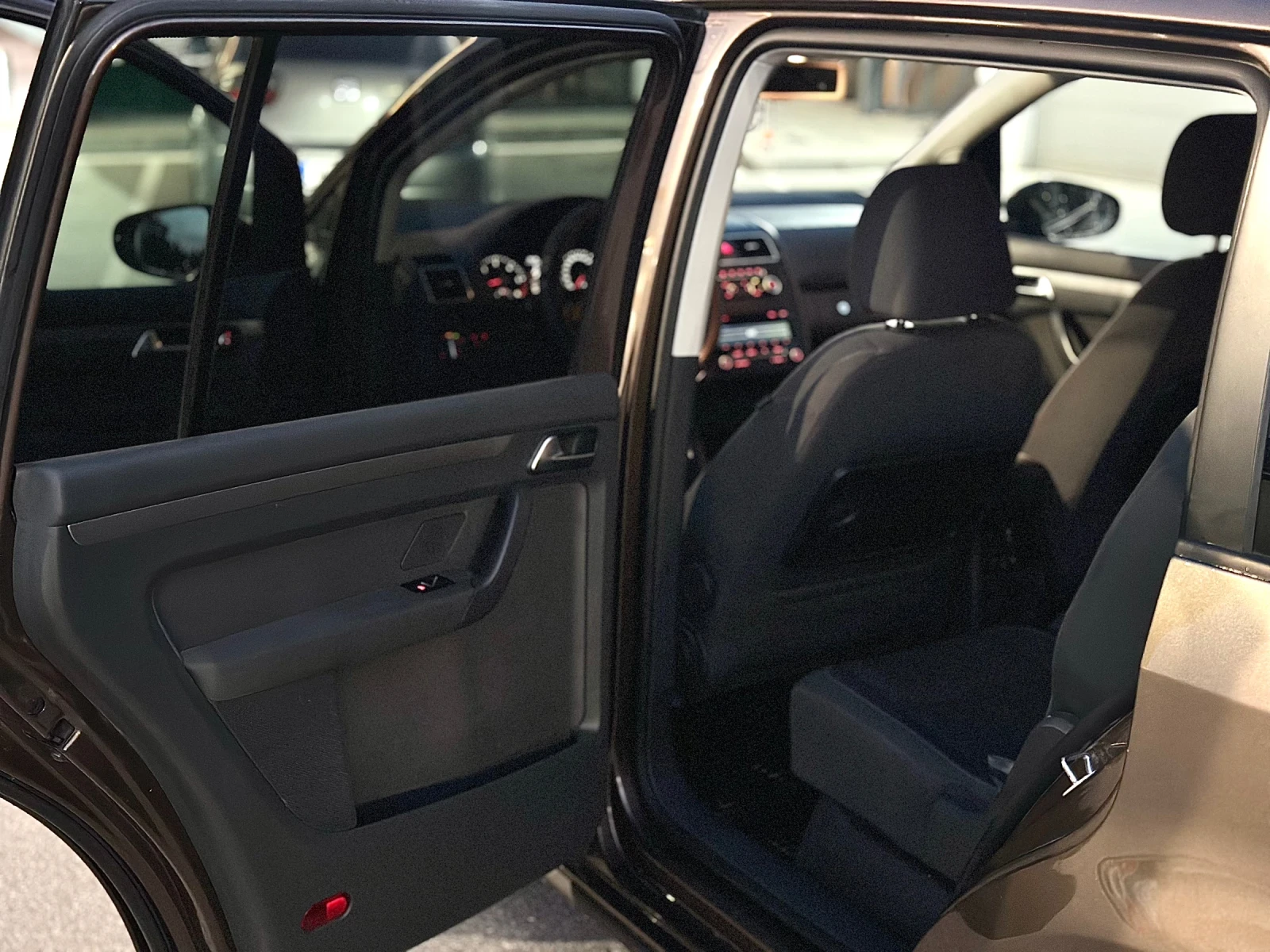 VW Touran 1.6 TDI 105кс. АВТОМАТИК 7 DSG - изображение 10