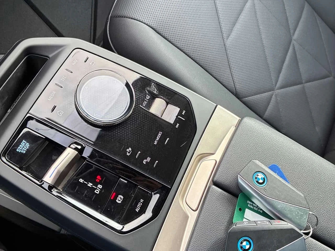 BMW iX xDrive40/H/K/PANO/360/ПРЕДСТАВИТЕЛСТВО НА BMW, снимка 14 - Автомобили и джипове - 53845091