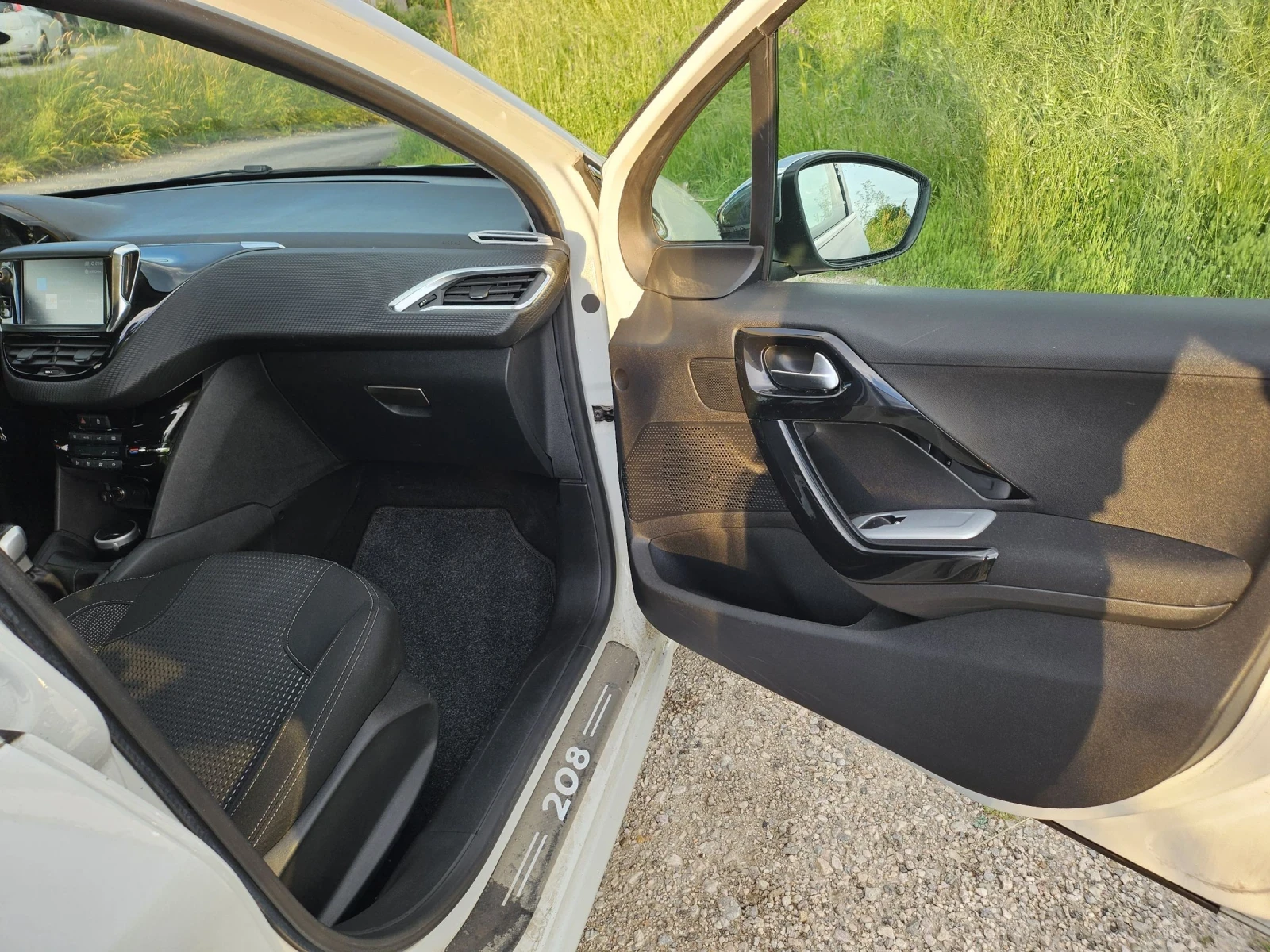 Peugeot 208 1.6 blue hdi, снимка 16 - Автомобили и джипове - 54768637