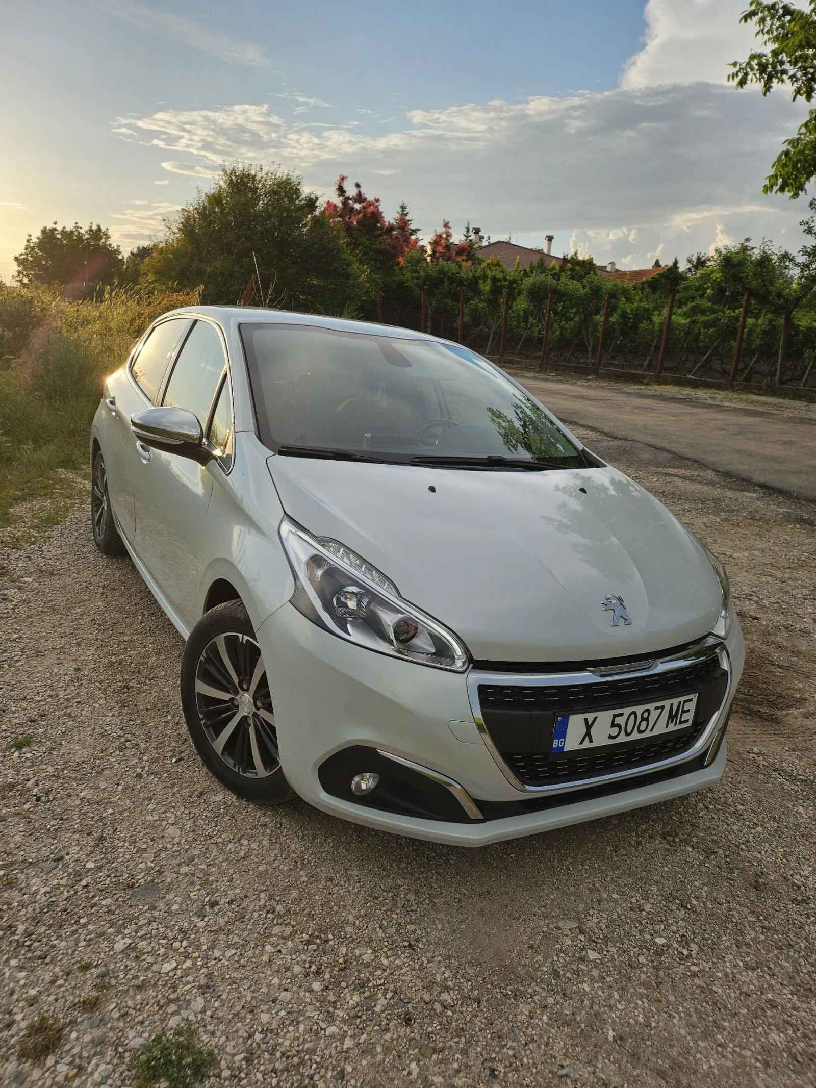 Peugeot 208 1.6 blue hdi, снимка 2 - Автомобили и джипове - 54768637