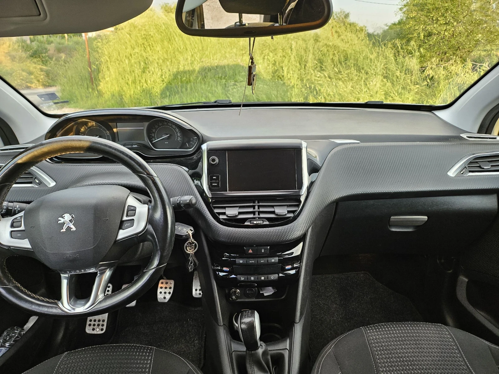 Peugeot 208 1.6 blue hdi, снимка 10 - Автомобили и джипове - 54768637