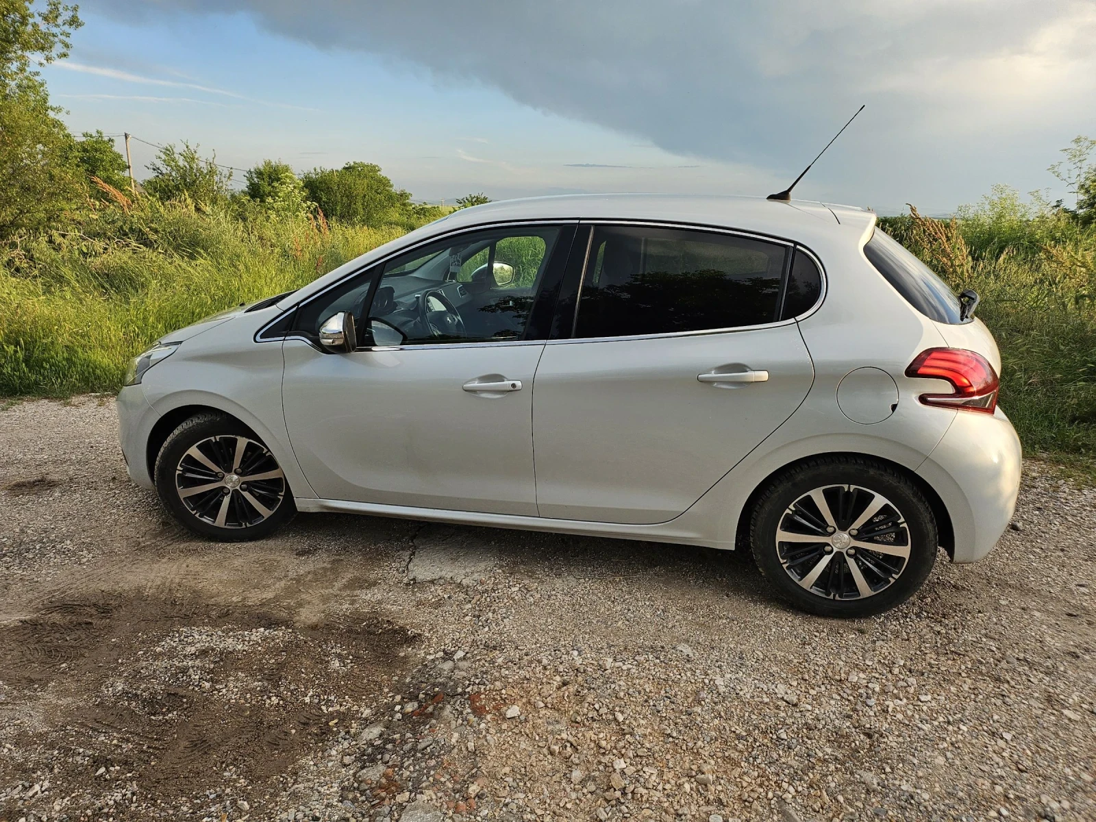 Peugeot 208 1.6 blue hdi, снимка 6 - Автомобили и джипове - 54768637