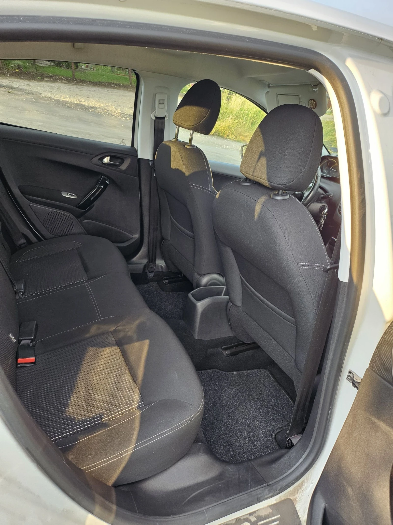 Peugeot 208 1.6 blue hdi, снимка 17 - Автомобили и джипове - 54768637