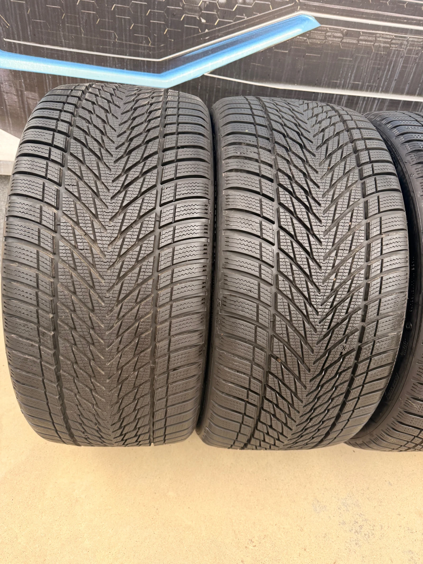 Гуми Зимни 255/35R21, снимка 3 - Гуми и джанти - 56097054