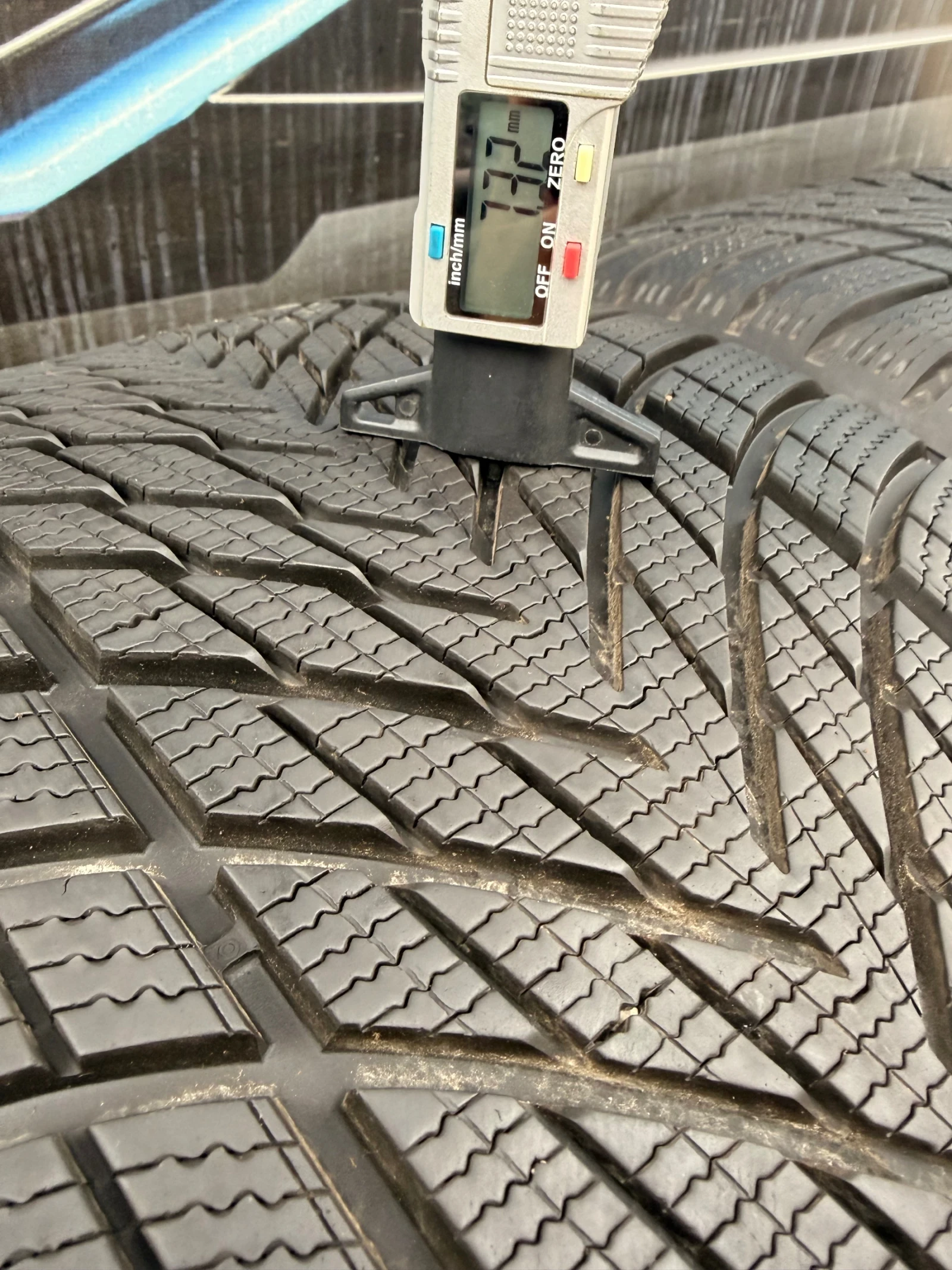 Гуми Зимни 255/35R21, снимка 12 - Гуми и джанти - 56097054
