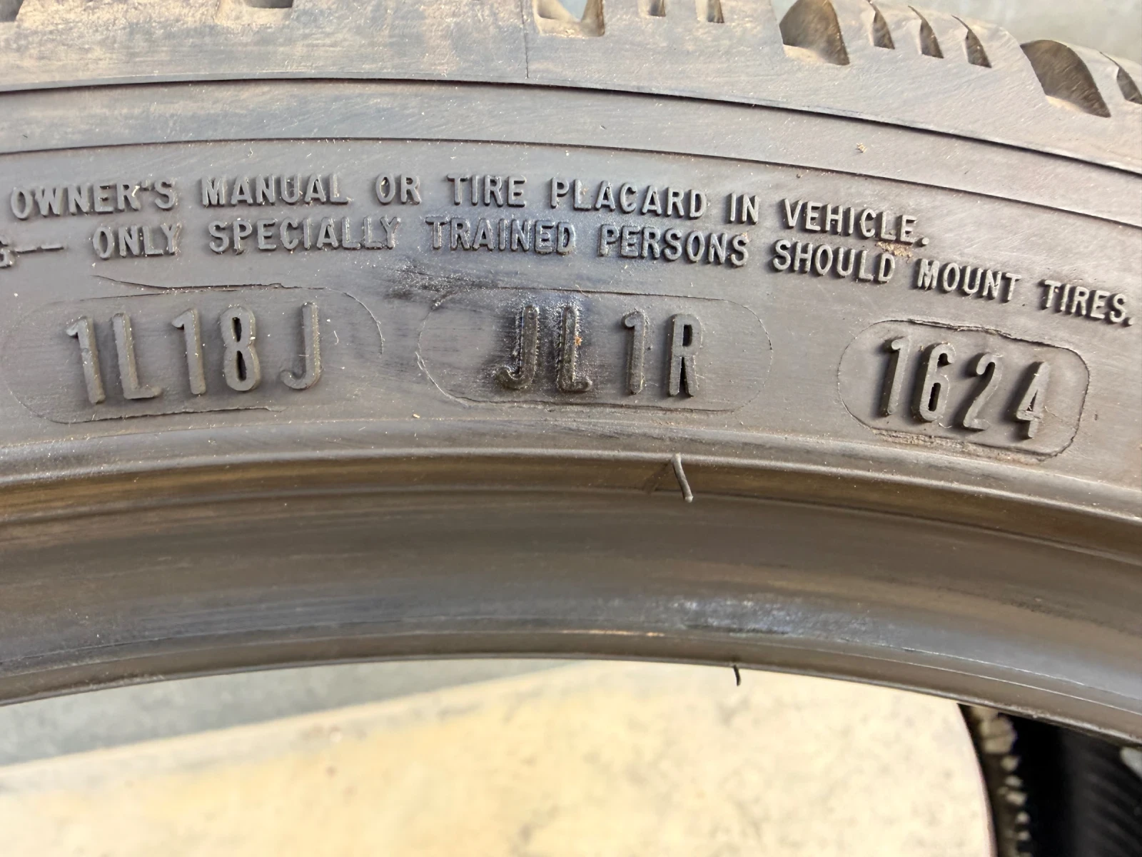 Гуми Зимни 255/35R21, снимка 9 - Гуми и джанти - 56097054