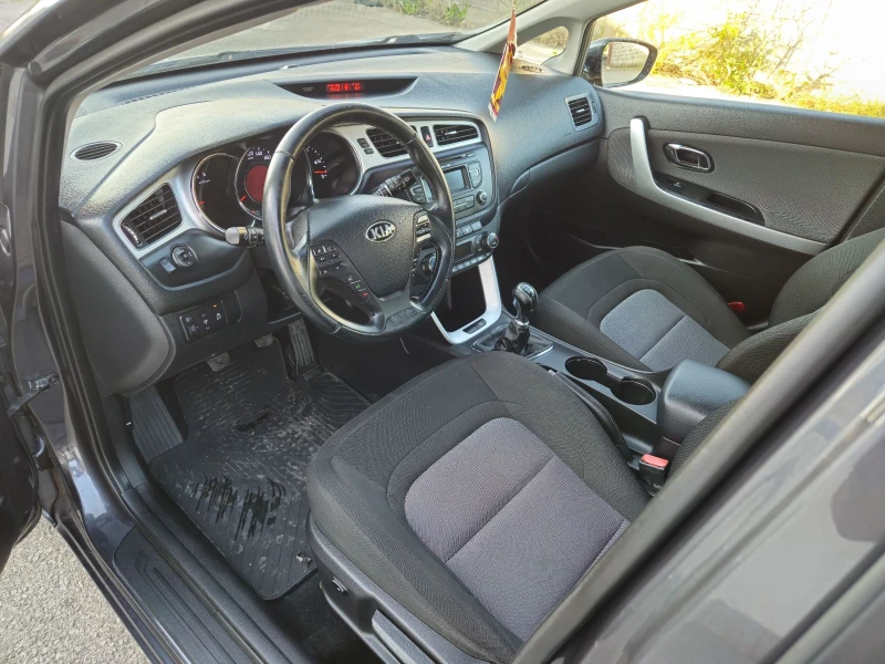 Kia Ceed 1.6crdi, снимка 10 - Автомобили и джипове - 50759939