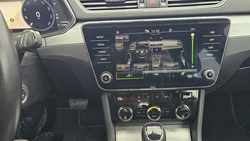 Skoda Superb 1.5 TURBO - 150 к.с - automat 7G, снимка 12 - Автомобили и джипове - 53294283