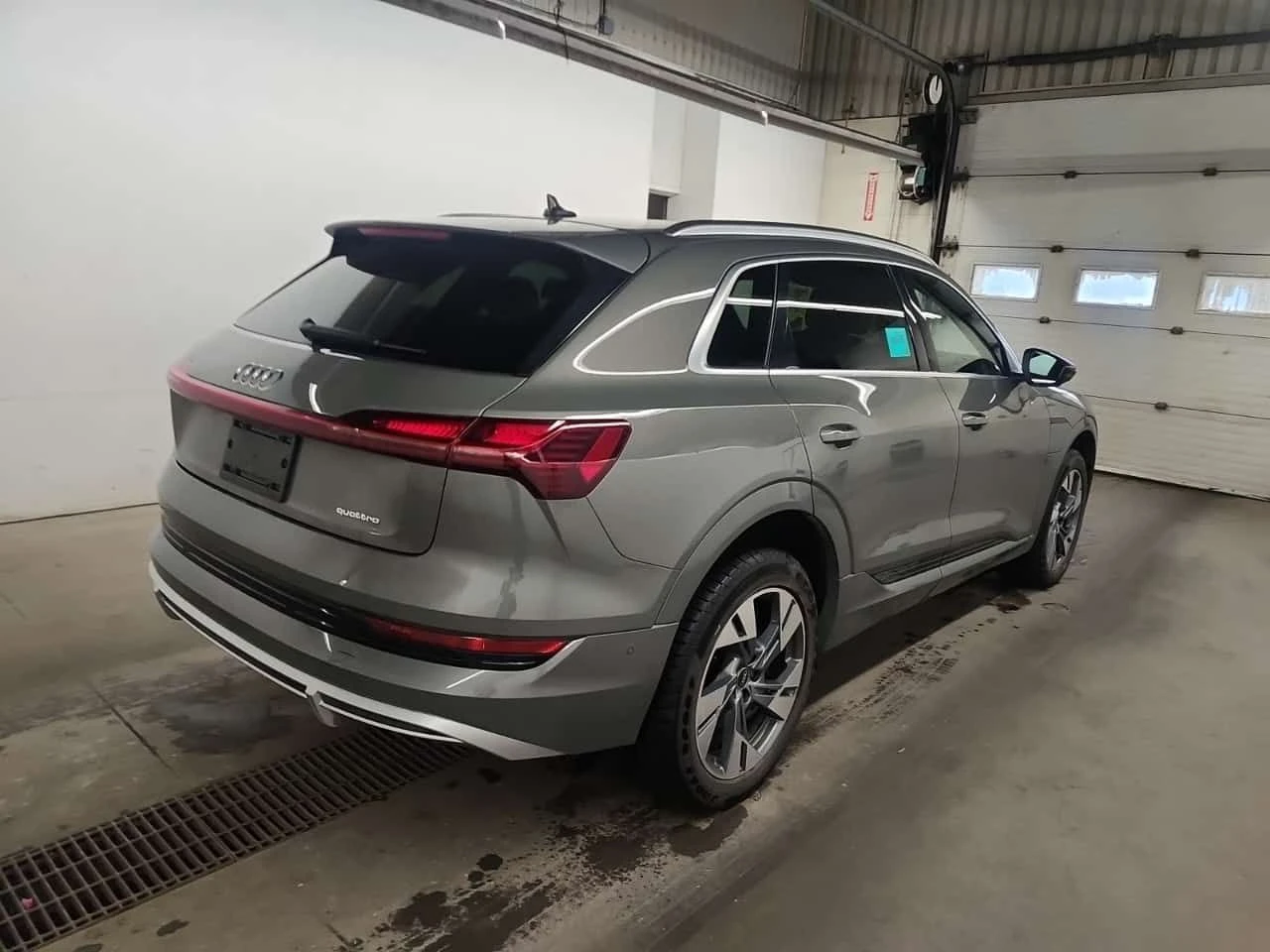 Audi E-Tron * PROGRESSIV * PANO * ОБДУХВАНЕ * ЛИЦЕНЗИРАН ДИЛЪР, снимка 3 - Автомобили и джипове - 54612106