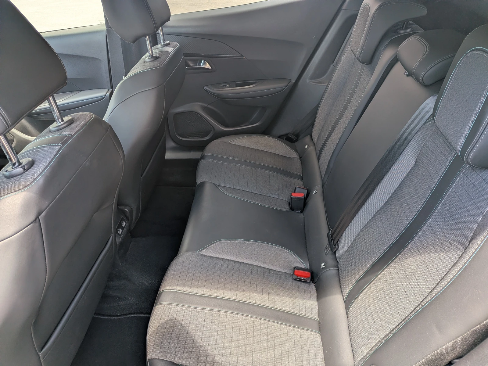 Peugeot 2008 e Allure, снимка 13 - Автомобили и джипове - 54917886
