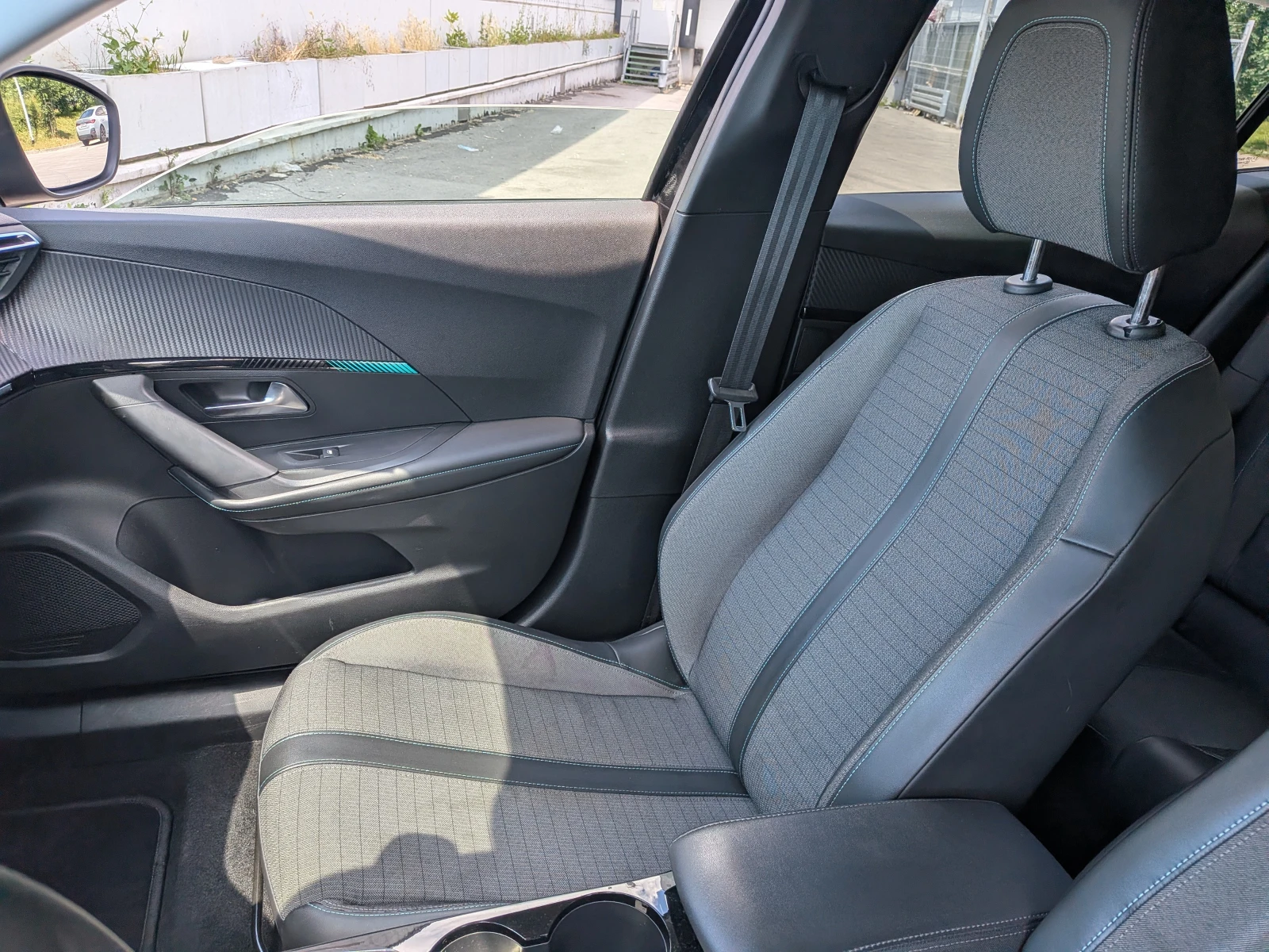 Peugeot 2008 e Allure, снимка 10 - Автомобили и джипове - 54917886