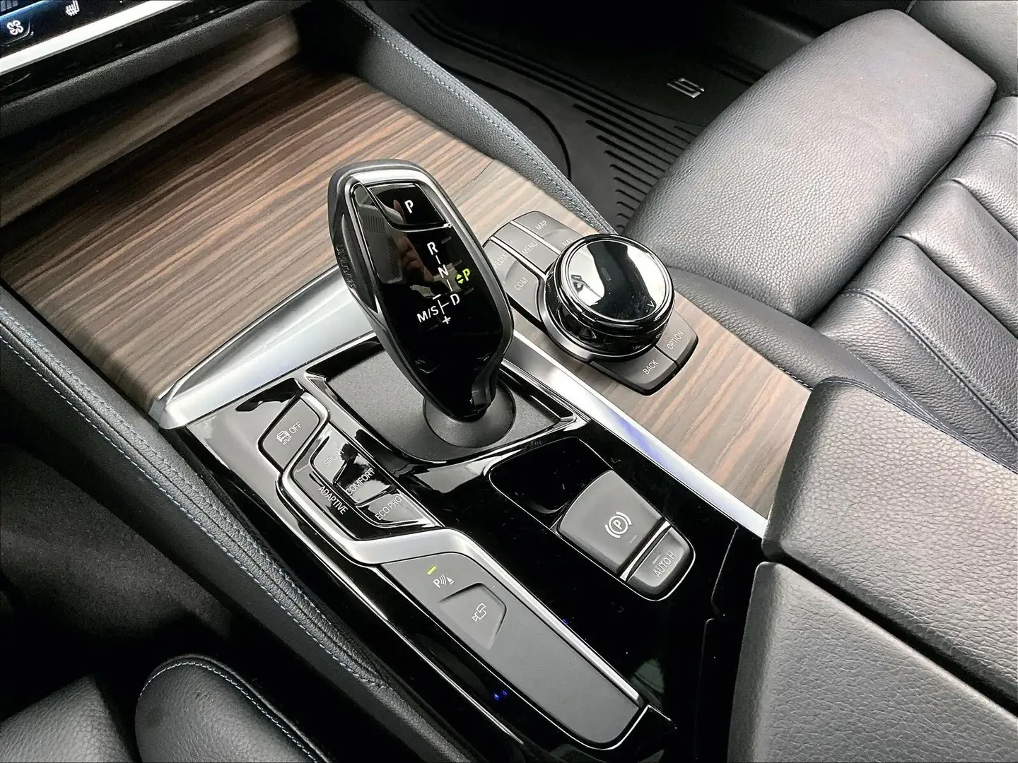 BMW 540 X-Drive* M-Pack* Harman Kardon, снимка 12 - Автомобили и джипове - 55145034