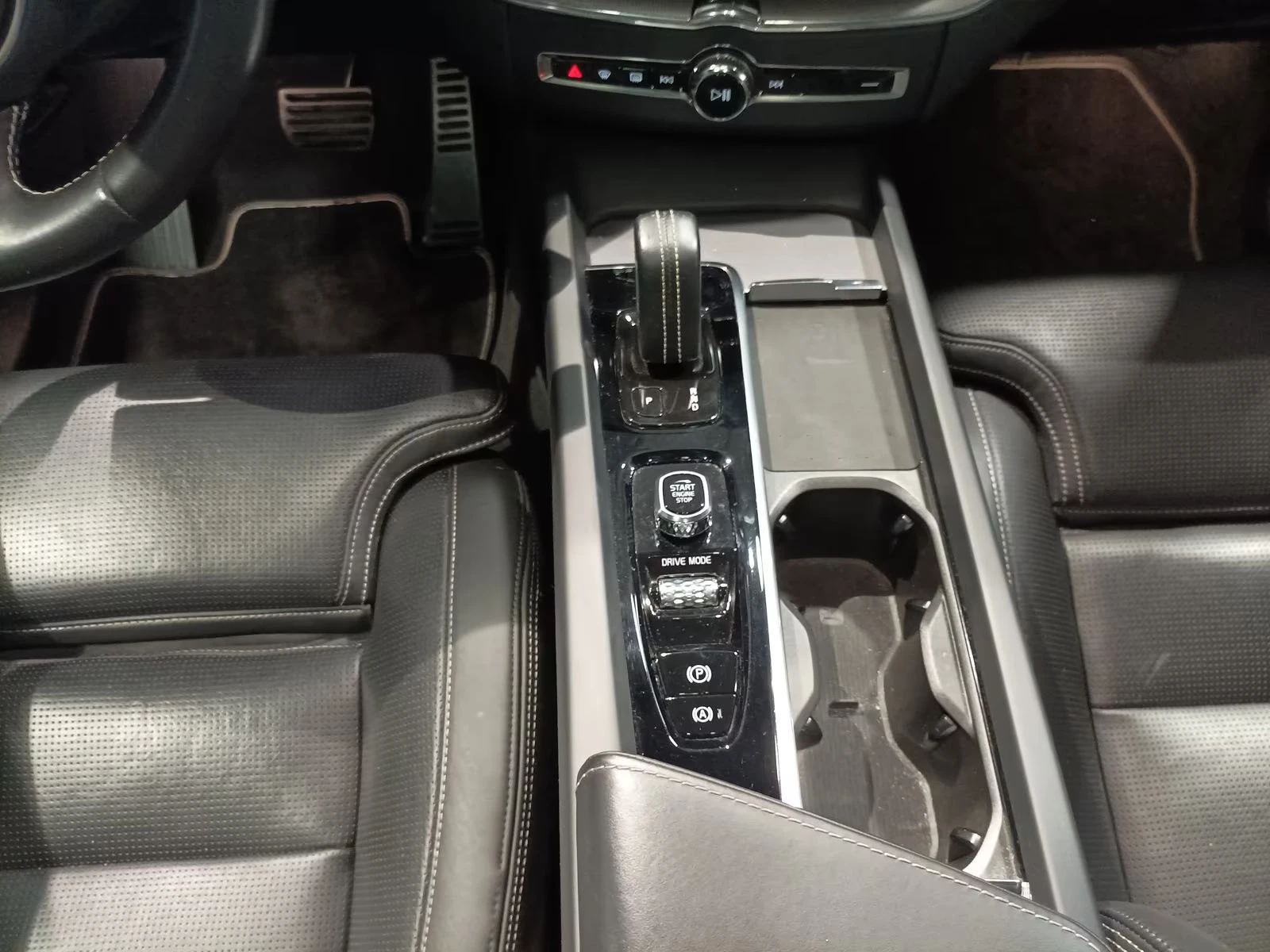 Volvo XC60 T6/TWIN-ENGINE/341HP/HUD/LED/NAVI/CAM/AHK/161g - изображение 10