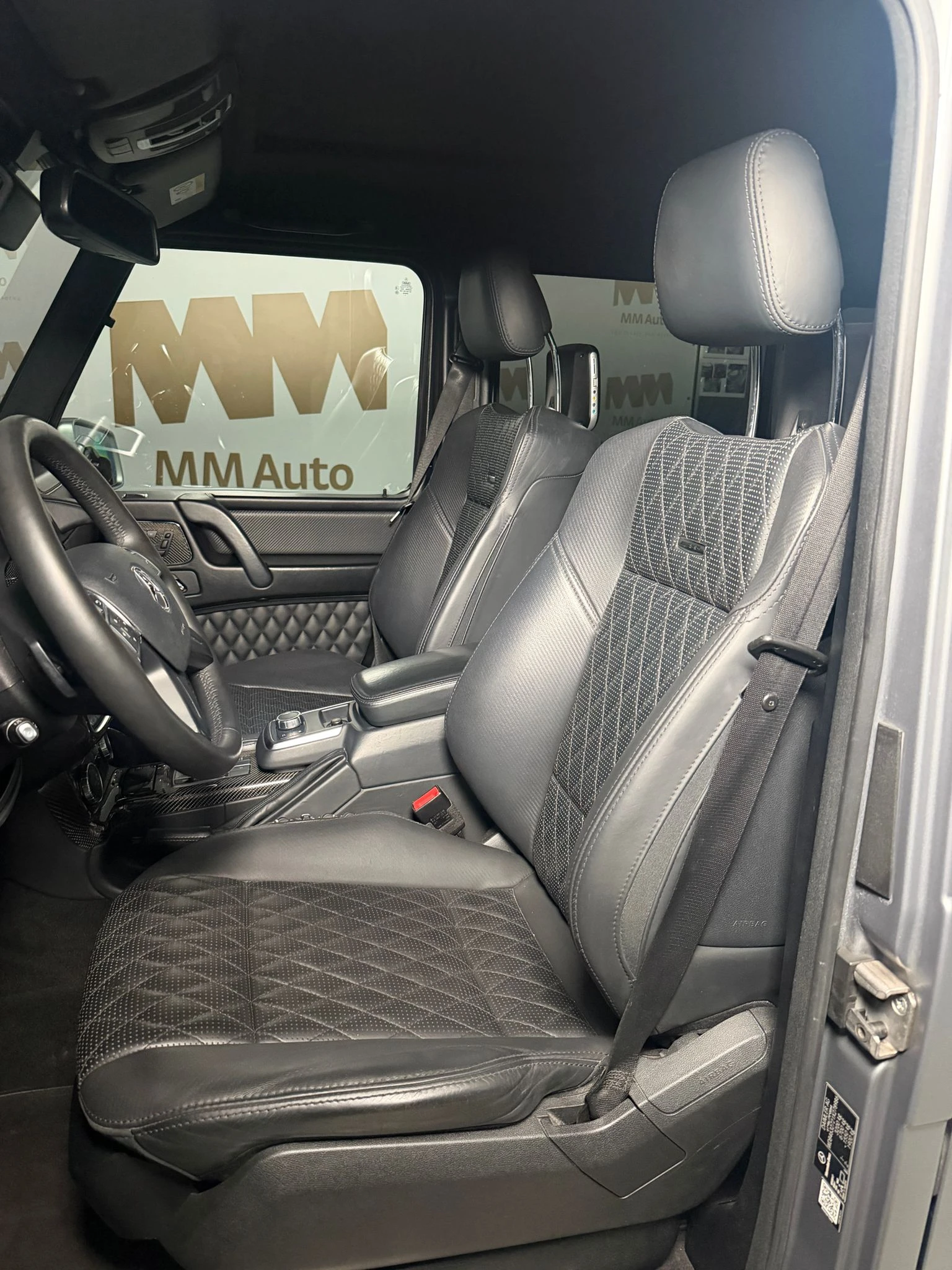 Mercedes-Benz G 63 AMG Brabus* Harman/Kardon* Carbon* Camera* Designo, снимка 8 - Автомобили и джипове - 53984114