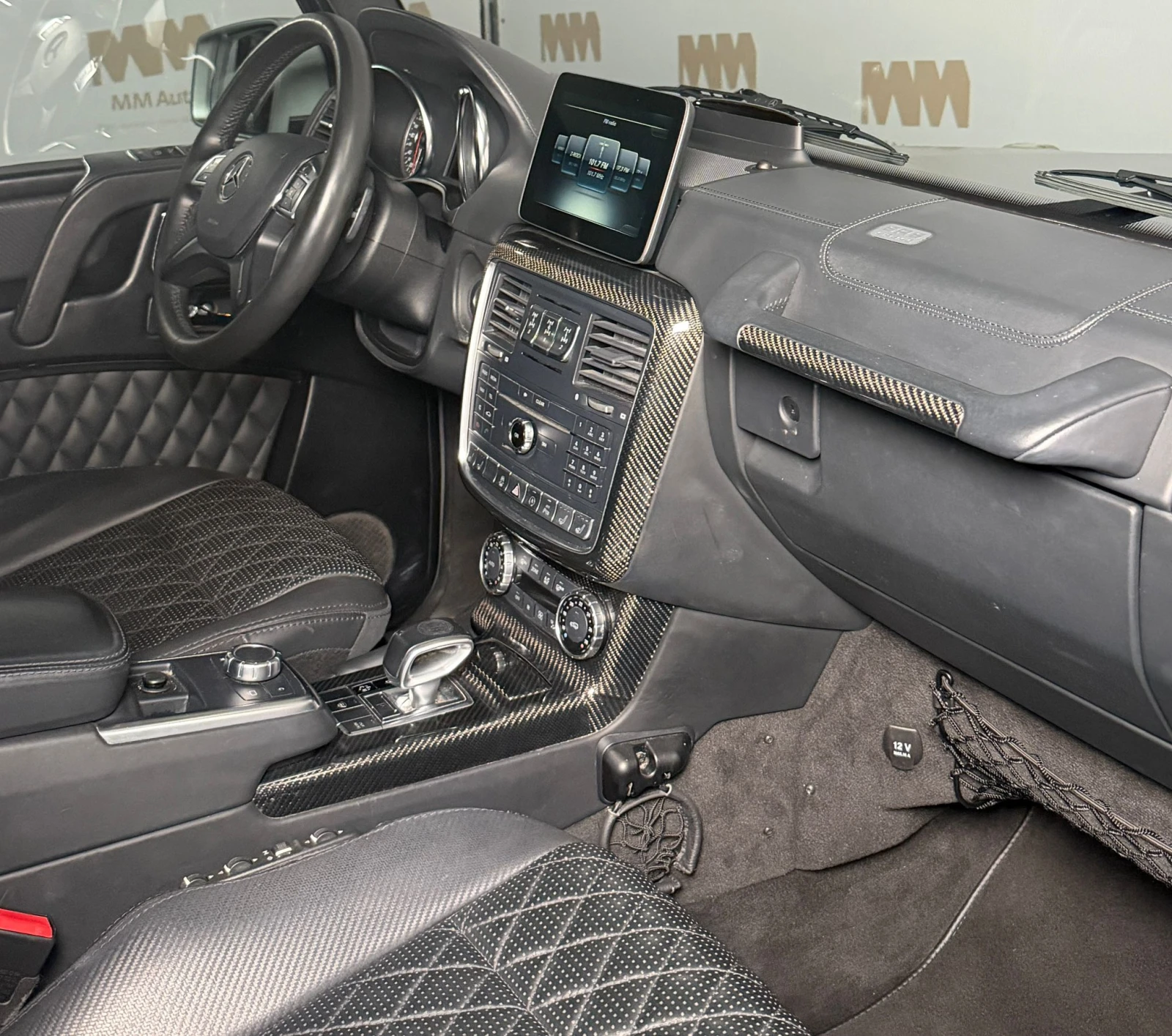 Mercedes-Benz G 63 AMG Brabus* Harman/Kardon* Carbon* Camera* Designo, снимка 10 - Автомобили и джипове - 53984114