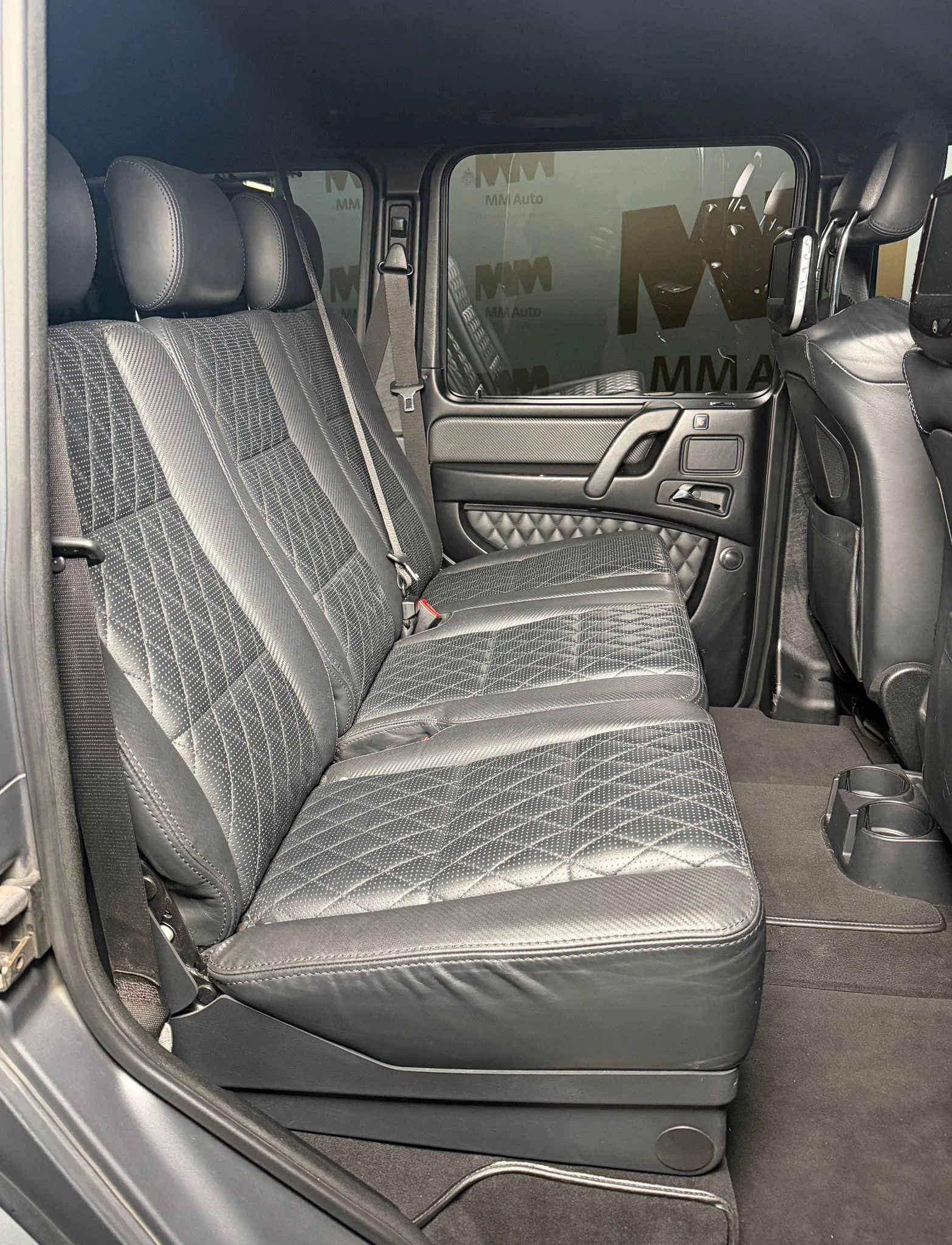 Mercedes-Benz G 63 AMG Brabus* Harman/Kardon* Carbon* Camera* Designo, снимка 11 - Автомобили и джипове - 53984114