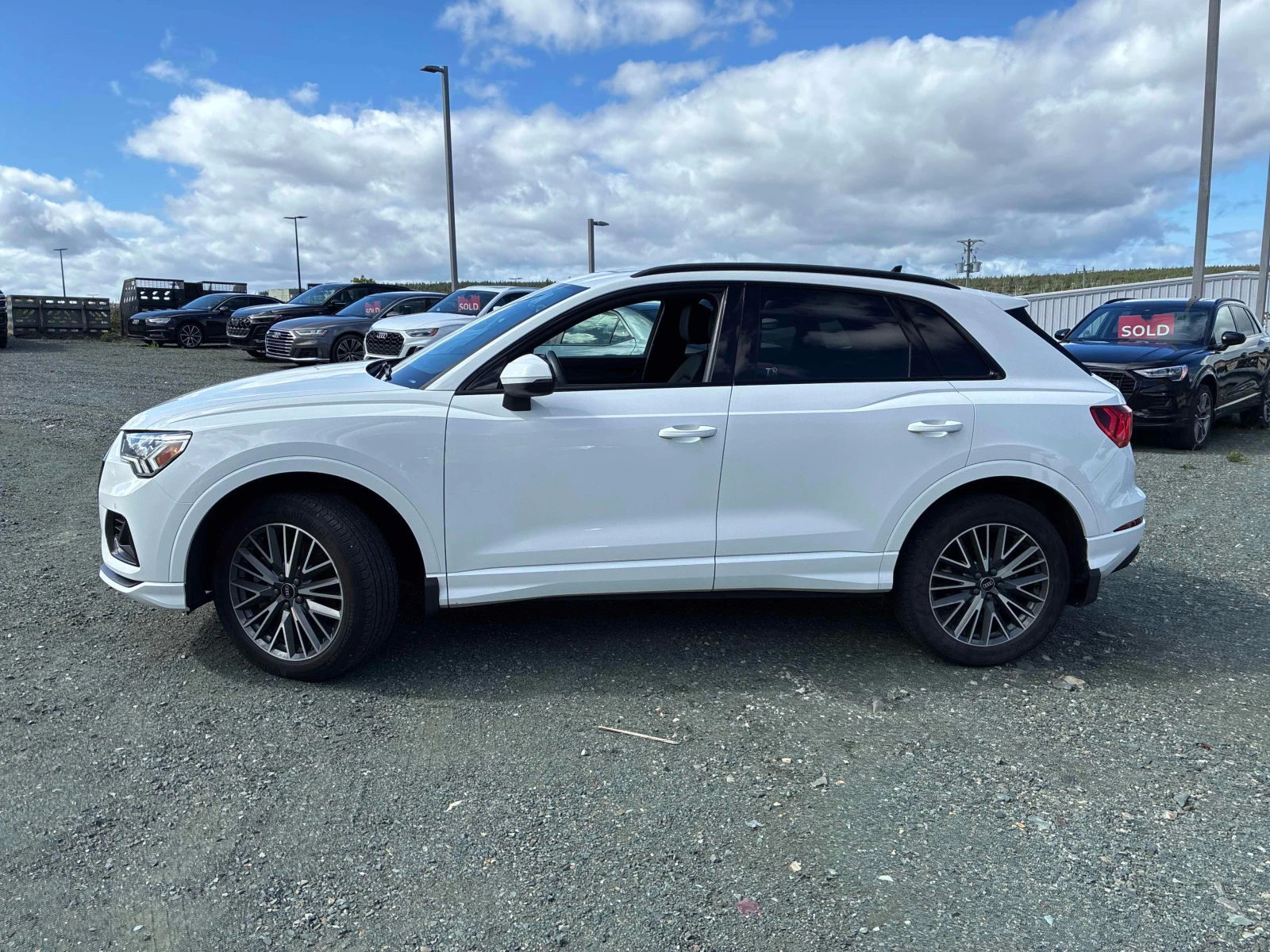 Audi Q3 * Komfort * CARFAX * БЕЗ ПЪРВОНАЧАЛНА ВНОСКА, снимка 2 - Автомобили и джипове - 56093254