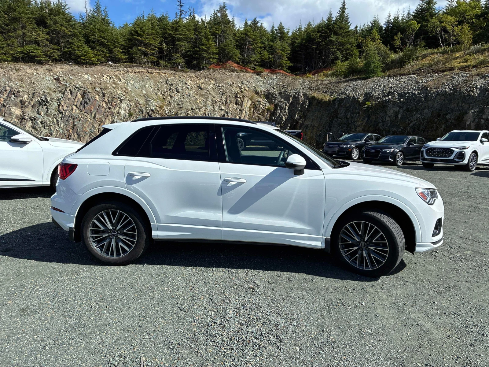 Audi Q3 * Komfort * CARFAX * БЕЗ ПЪРВОНАЧАЛНА ВНОСКА, снимка 3 - Автомобили и джипове - 56093254