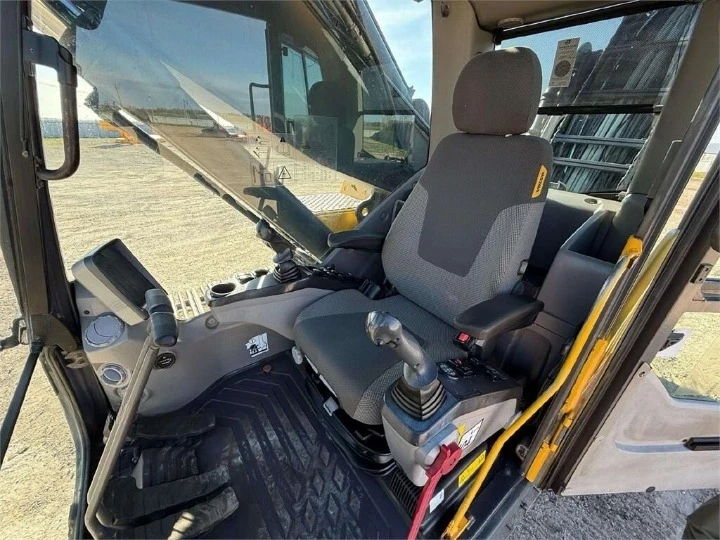 Багер Volvo EC 300 DNL Cabin Lift, снимка 4 - Индустриална техника - 53097452