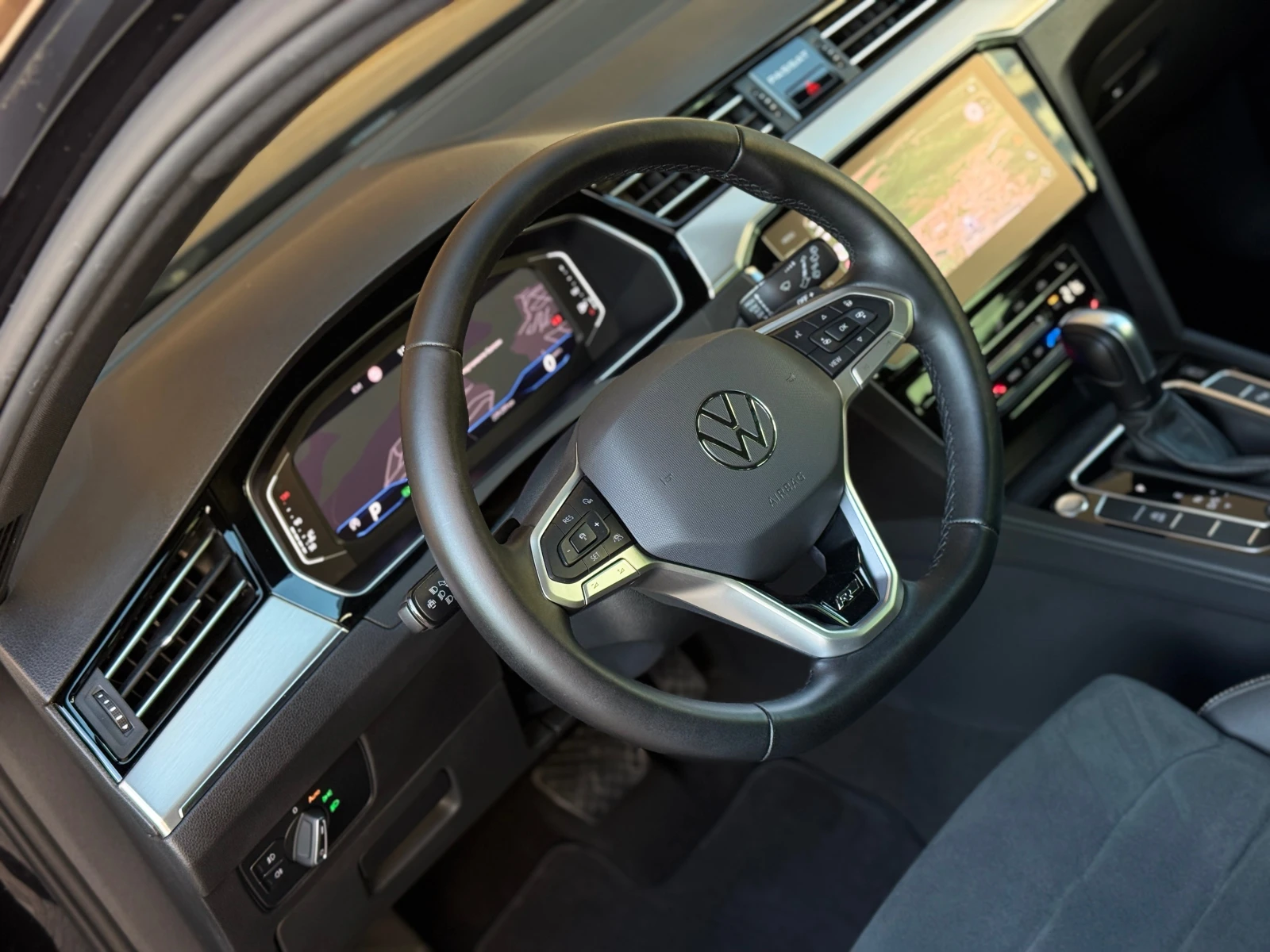 VW Passat 2.0TDI* R-Line* Обслужен Ангренаж* Доказуеми Км* , снимка 5 - Автомобили и джипове - 54773228