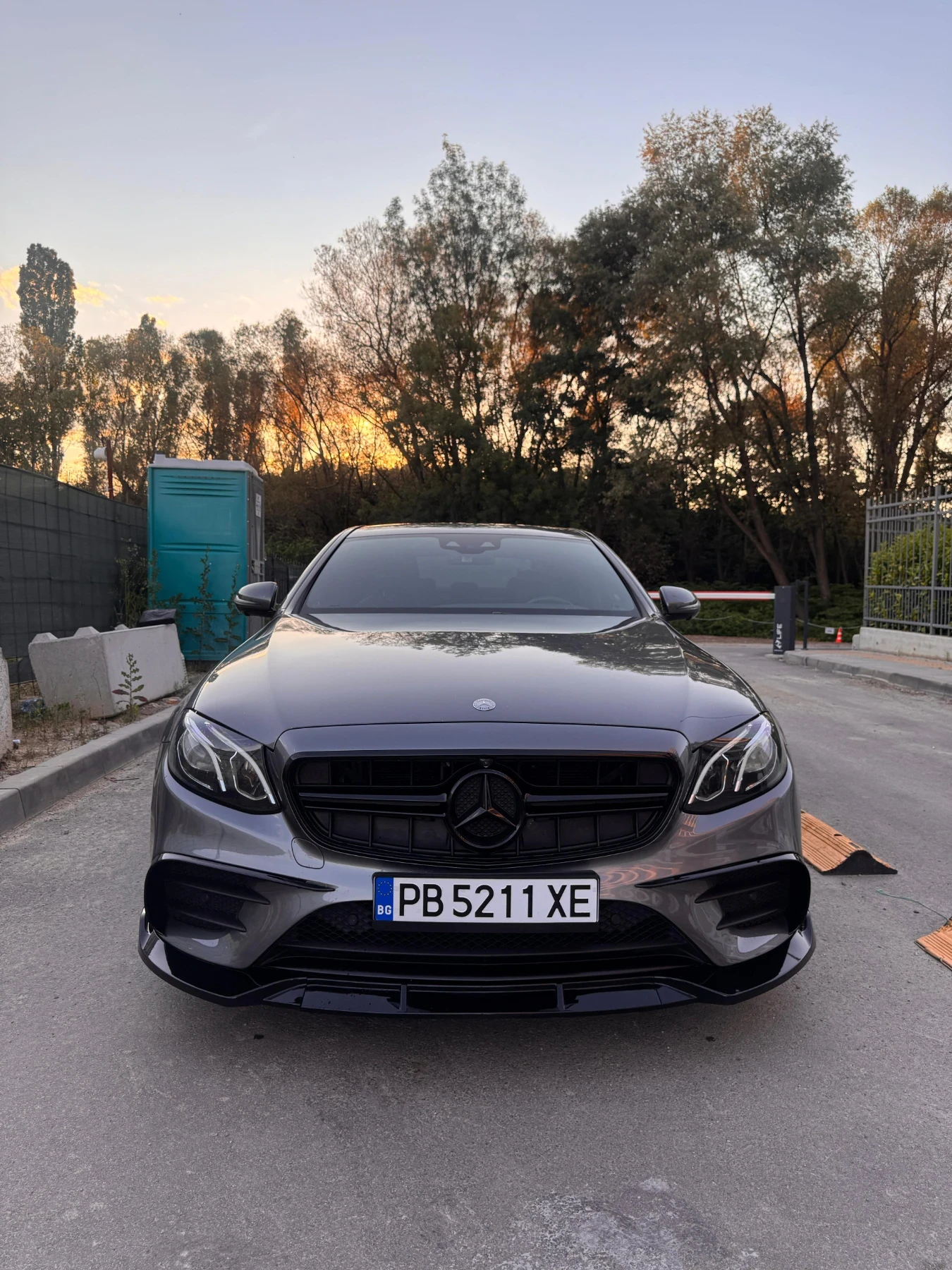 Mercedes-Benz E 220 Brabus optik, 360 Camera, Headup, снимка 3 - Автомобили и джипове - 54934624