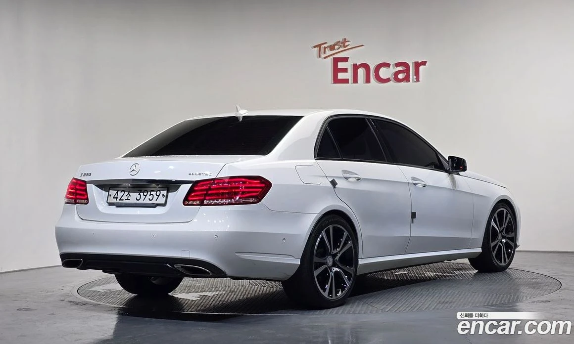 Mercedes-Benz E 220 E220 Bluetec Avantgarde Sport, снимка 2 - Автомобили и джипове - 56122880