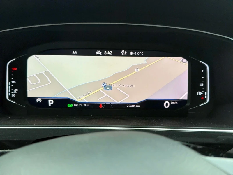 VW Tiguan Highline* Pano* 360view* Подгрев* Keyless Entry* , снимка 8 - Автомобили и джипове - 53502599