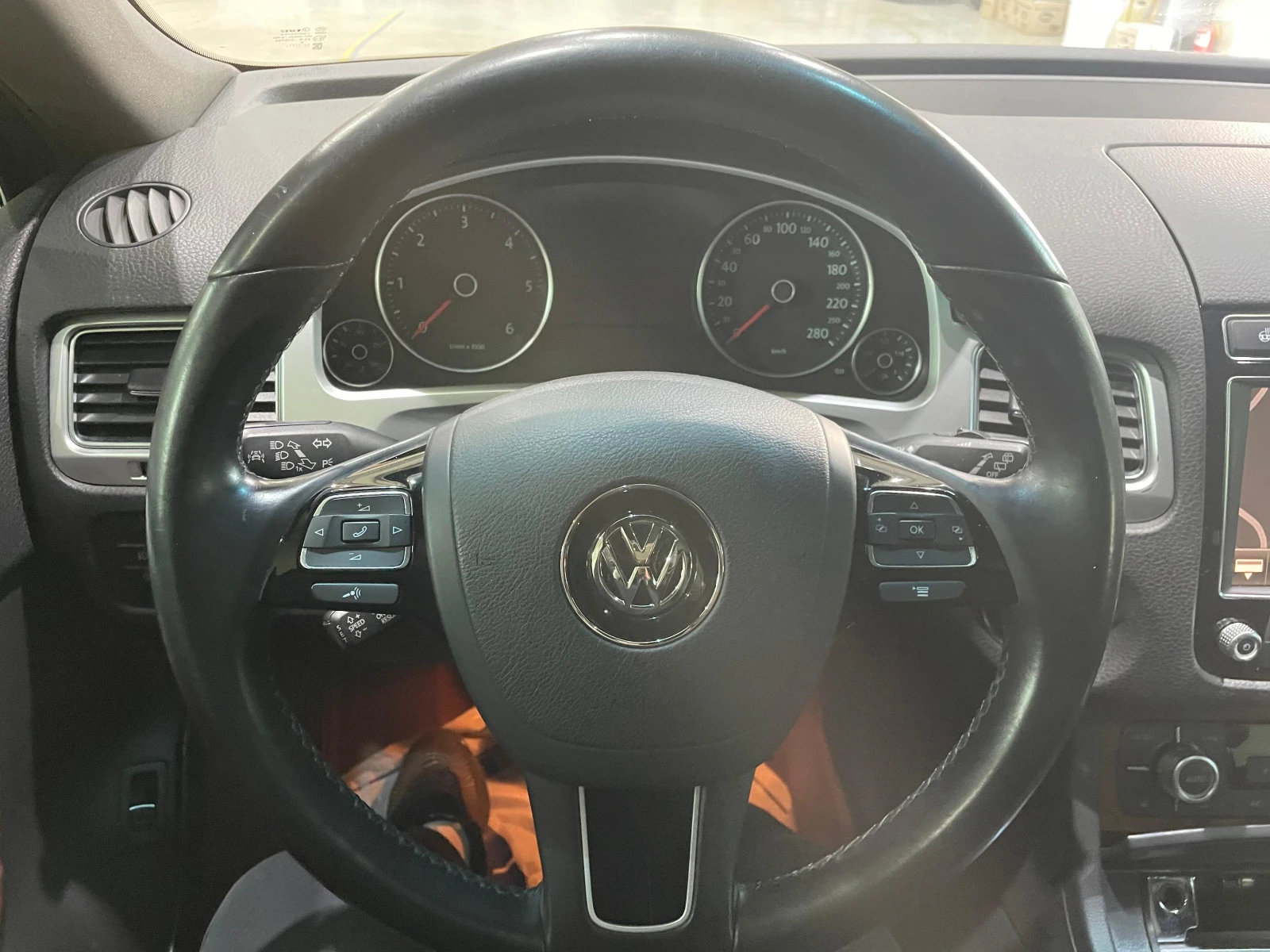 VW Touareg 3.0TDI 4motin ! Exclusive ! FaceLift !, снимка 15 - Автомобили и джипове - 54139575