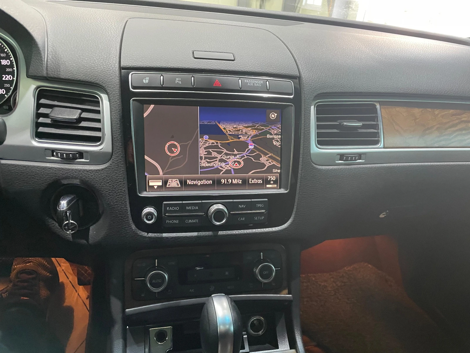 VW Touareg 3.0TDI 4motin ! Exclusive ! FaceLift !, снимка 16 - Автомобили и джипове - 54139575