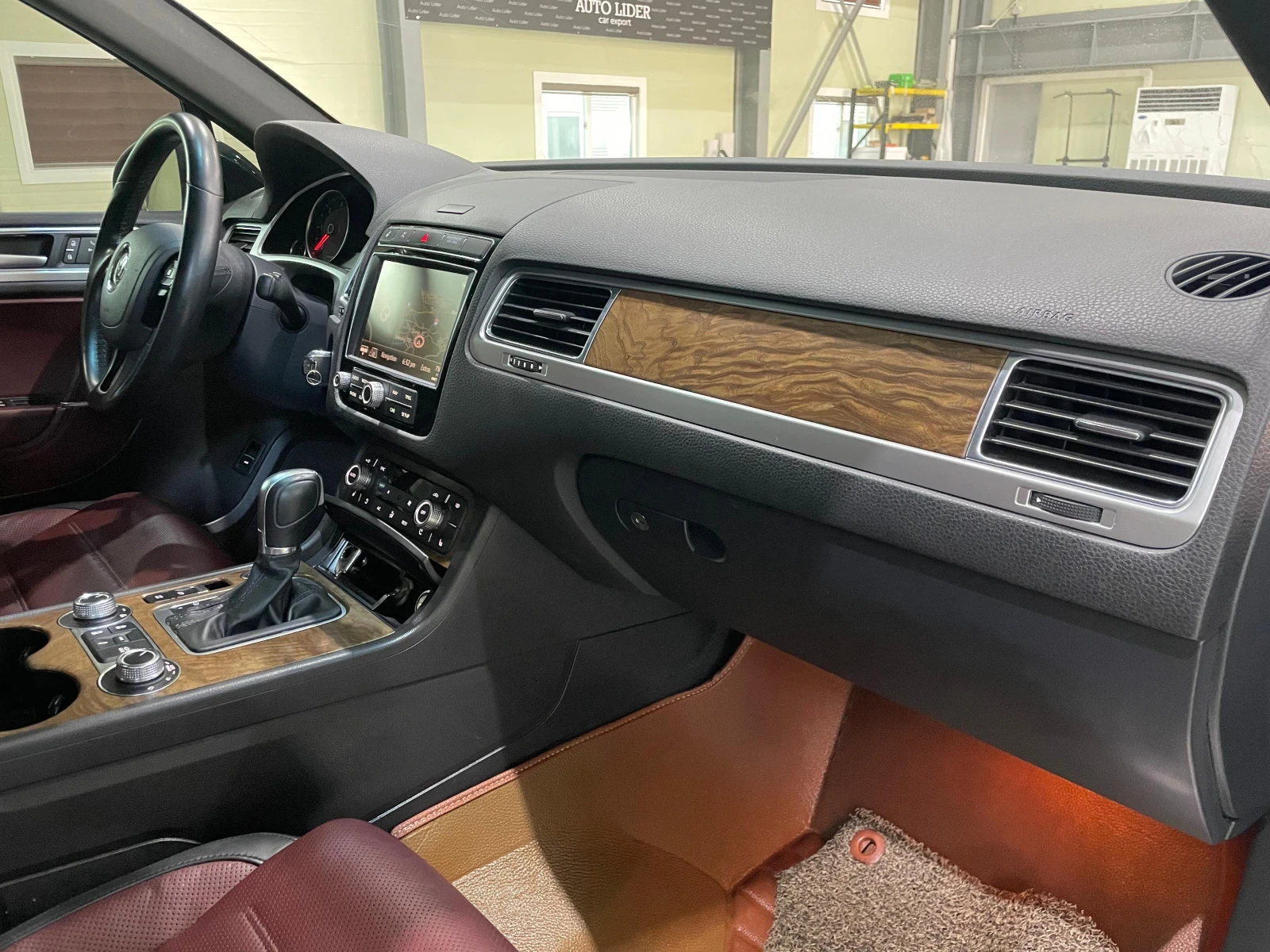 VW Touareg 3.0TDI 4motin ! Exclusive ! FaceLift !, снимка 13 - Автомобили и джипове - 54139575