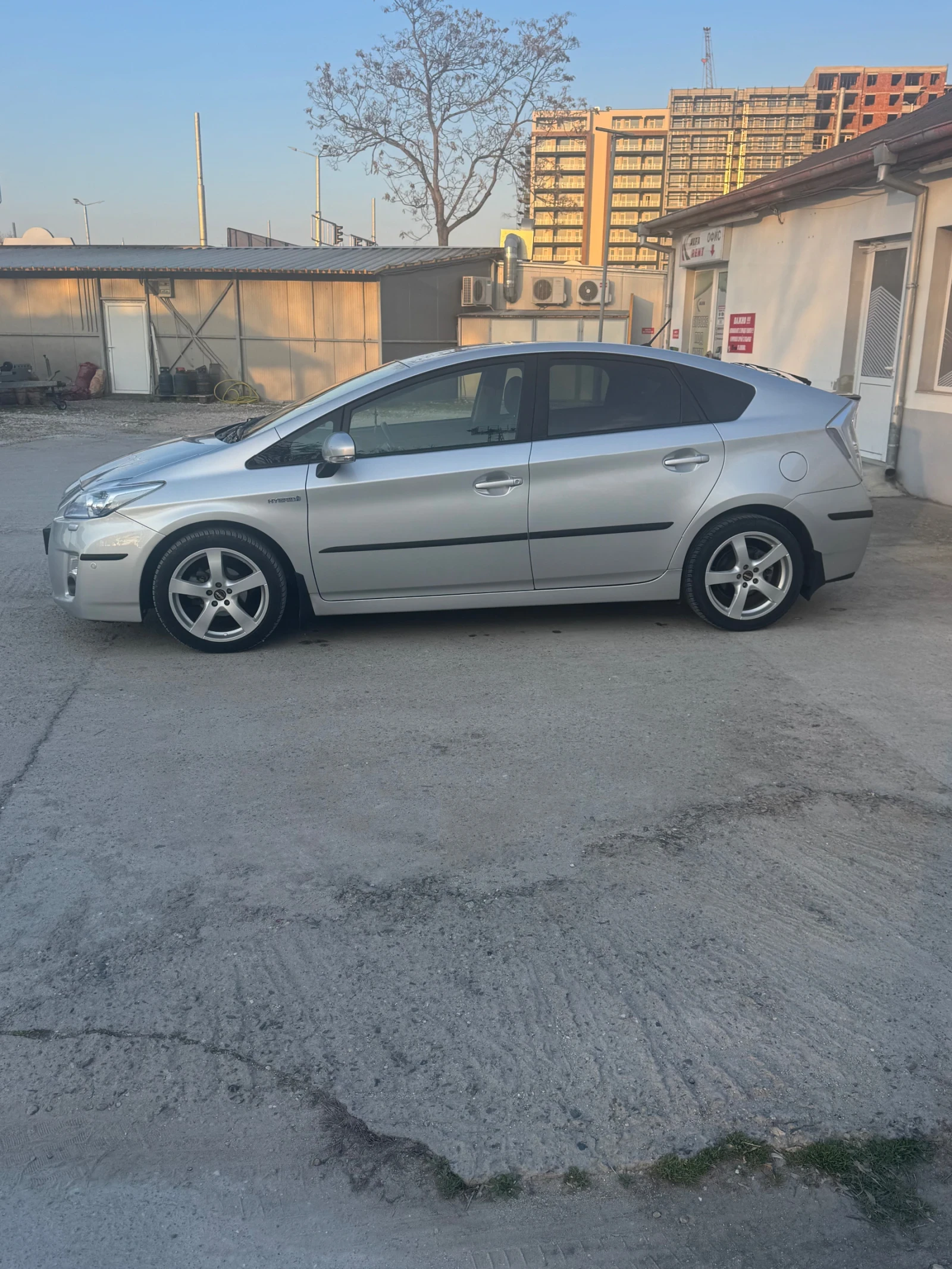 Toyota Prius 1, 8 HYBRID, снимка 3 - Автомобили и джипове - 53870451