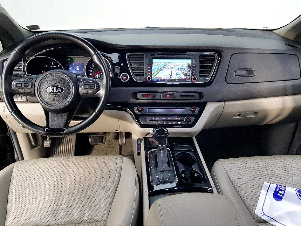 Kia Carnival, снимка 6 - Автомобили и джипове - 55198517