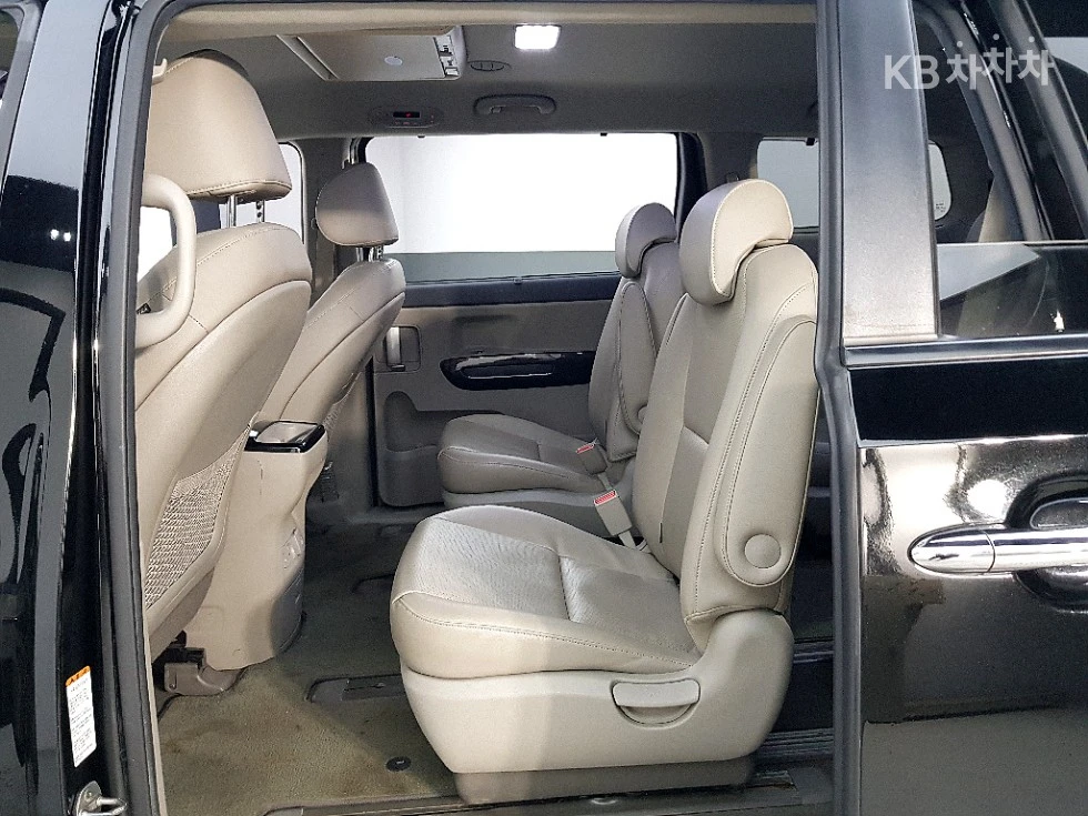 Kia Carnival, снимка 10 - Автомобили и джипове - 55198517