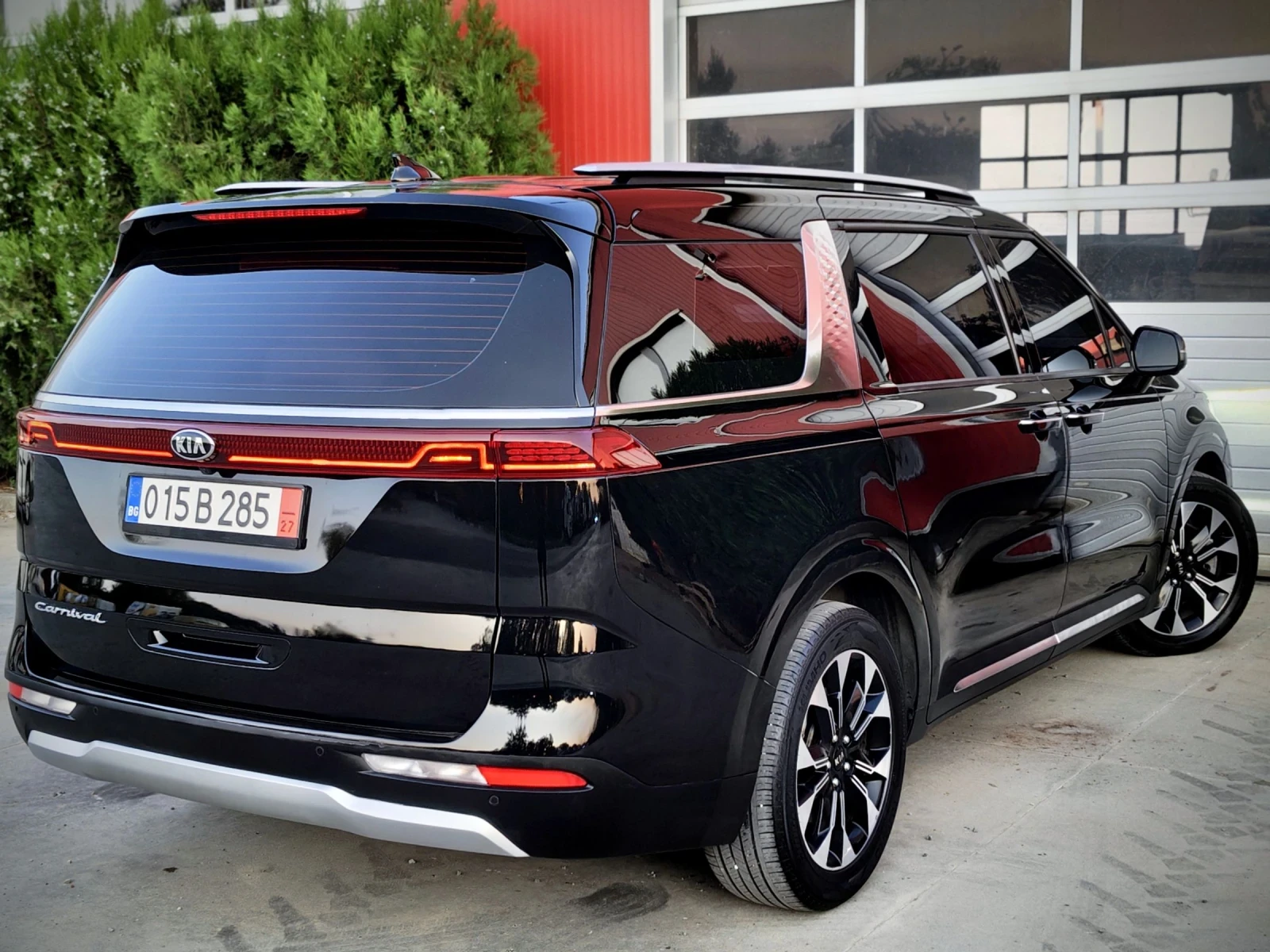 Kia Carnival 2.2d/SIGNATURE/DIGITAL COCKPIT/8 СКОРОСТИ/ДИСТРОНИ, снимка 3 - Автомобили и джипове - 55512358