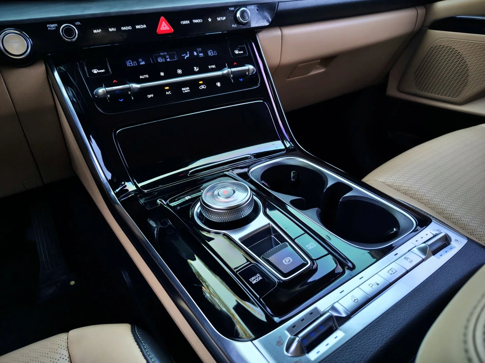 Kia Carnival 2.2d/SIGNATURE/DIGITAL COCKPIT/8 СКОРОСТИ/ДИСТРОНИ, снимка 12 - Автомобили и джипове - 55512358