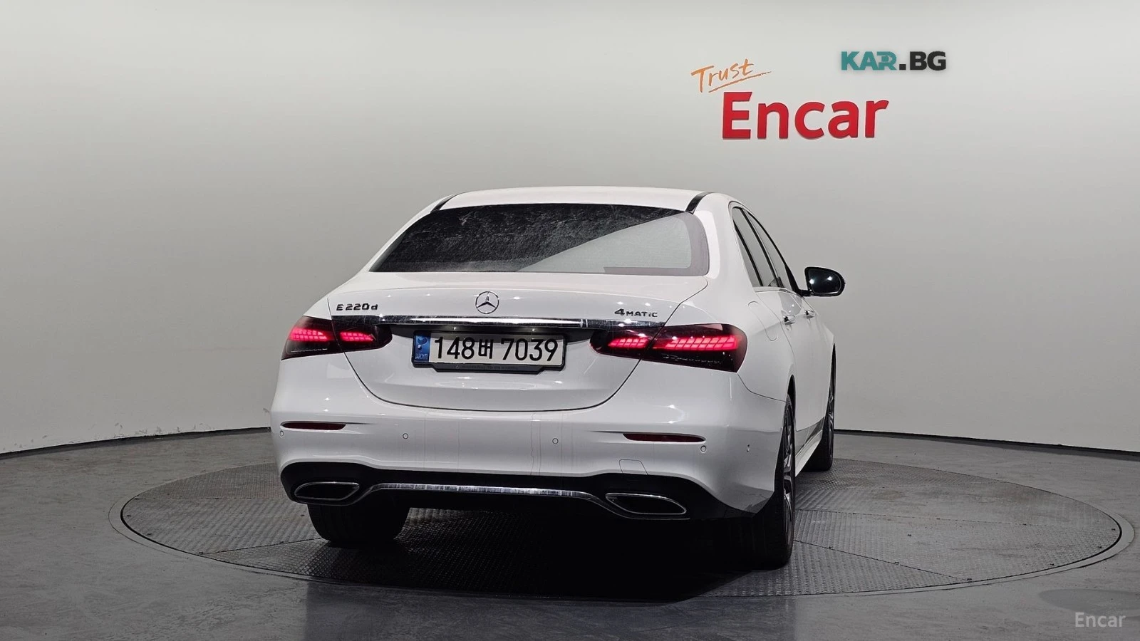 Mercedes-Benz E 220 4MATIC/AMG-LINE/DRIVE-ASSISTS/SUNROOF, снимка 4 - Автомобили и джипове - 55741813