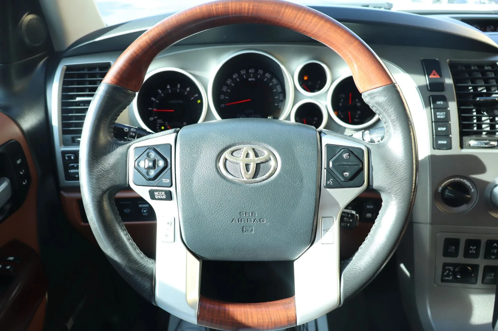 Toyota Sequoia 5.7 V8 Platinum, снимка 8 - Автомобили и джипове - 53939030