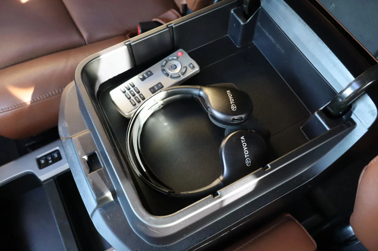 Toyota Sequoia 5.7 V8 Platinum, снимка 12 - Автомобили и джипове - 53939030