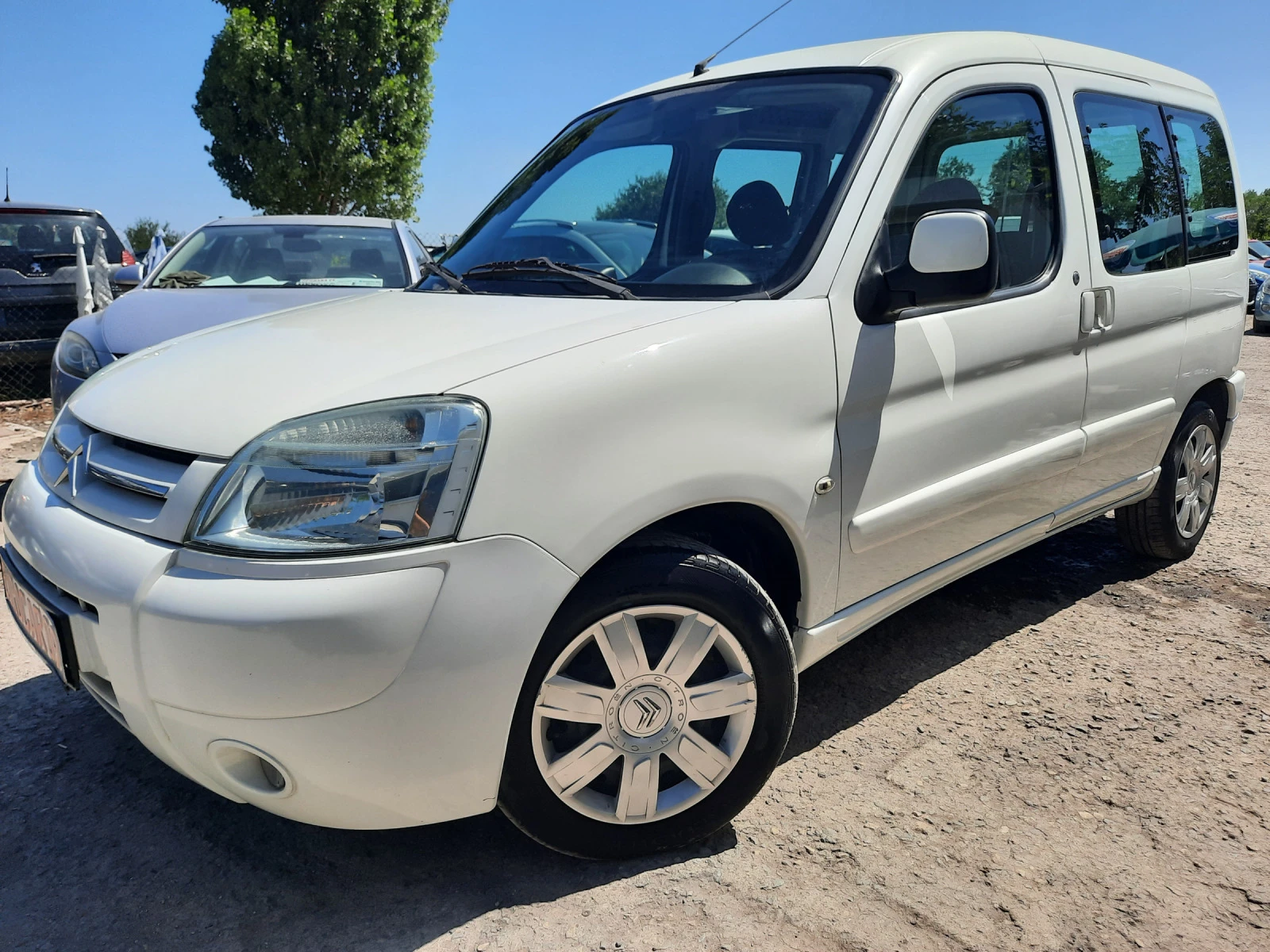 Citroen Berlingo 1.6i 4вратиКАТО НОВ! - изображение 6